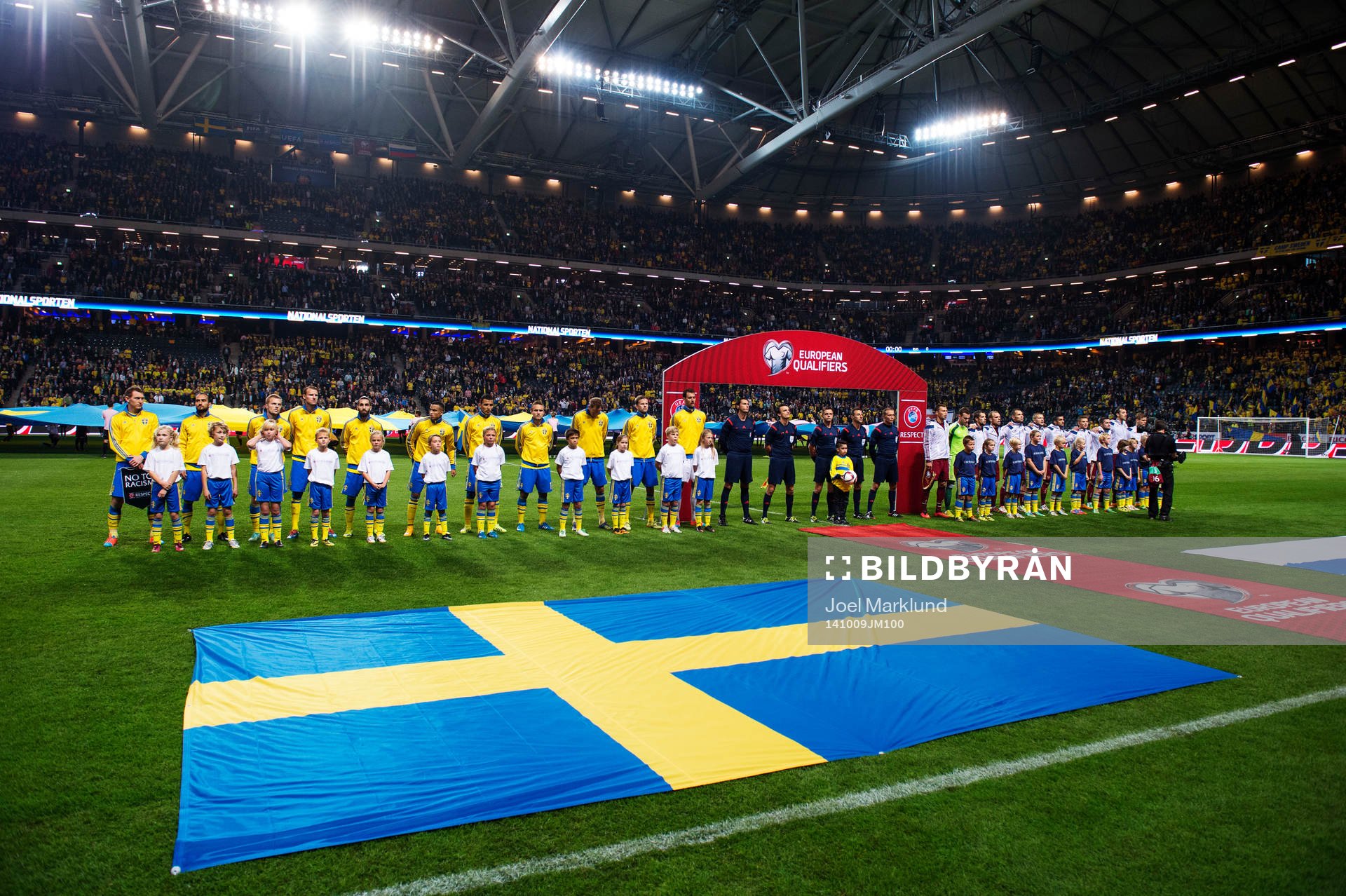 Knattar framför lagens spelare under nationalsångerna inför fotbollsmatchen i EM-kvalet mellan Sverige och Ryssland den 9 oktober 2014 i Stockholm.