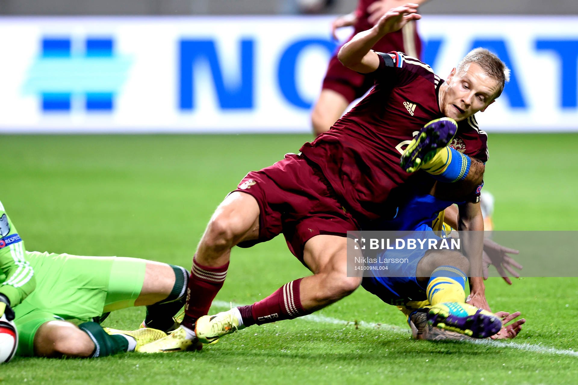 Sveriges Jimmy Durmaz fälls av Rysslands Igor Smolnikov