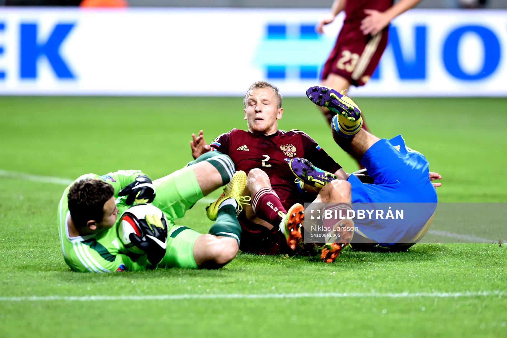 Sveriges Jimmy Durmaz fälls av Rysslands Igor Smolnikov