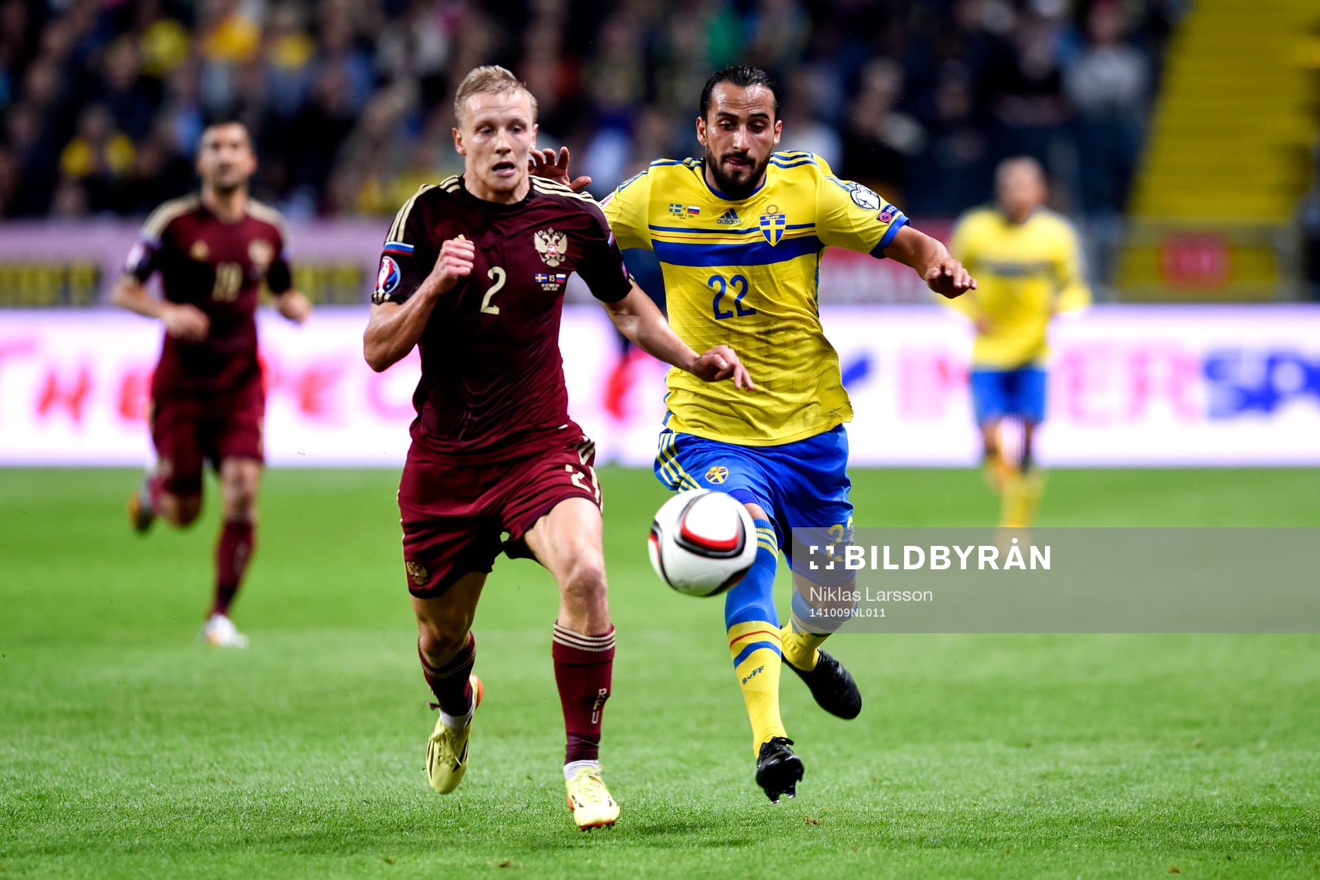 Sveriges Erkan Zengin och Rysslands Igor Smolnikov under fotbollsmatchen i EM-kvalet mellan Sverige och Ryssland den 9 oktober 2014 i Stockholm.