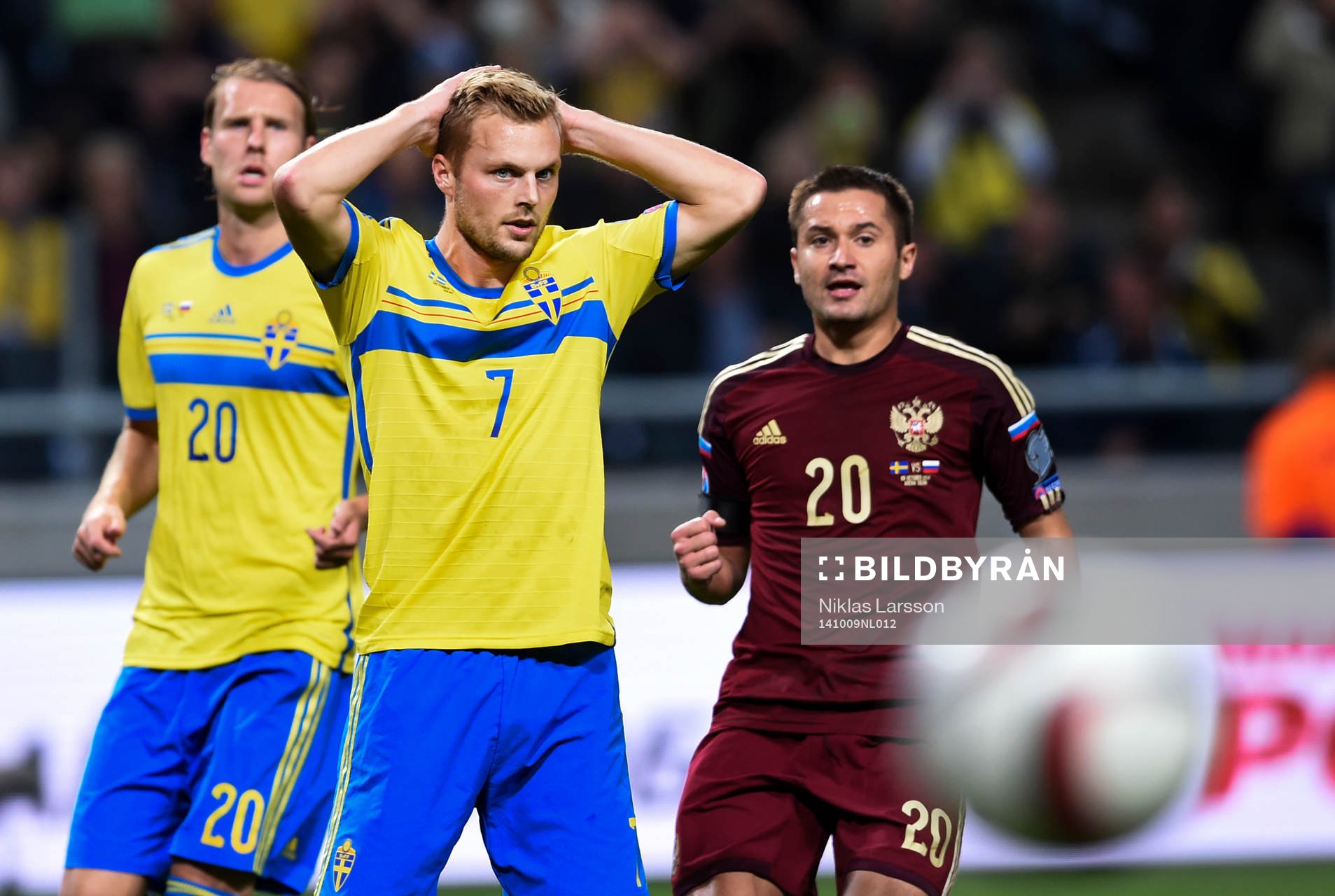 RYSSLAND141009 Sveriges Sebastian Larsson missar en straff
