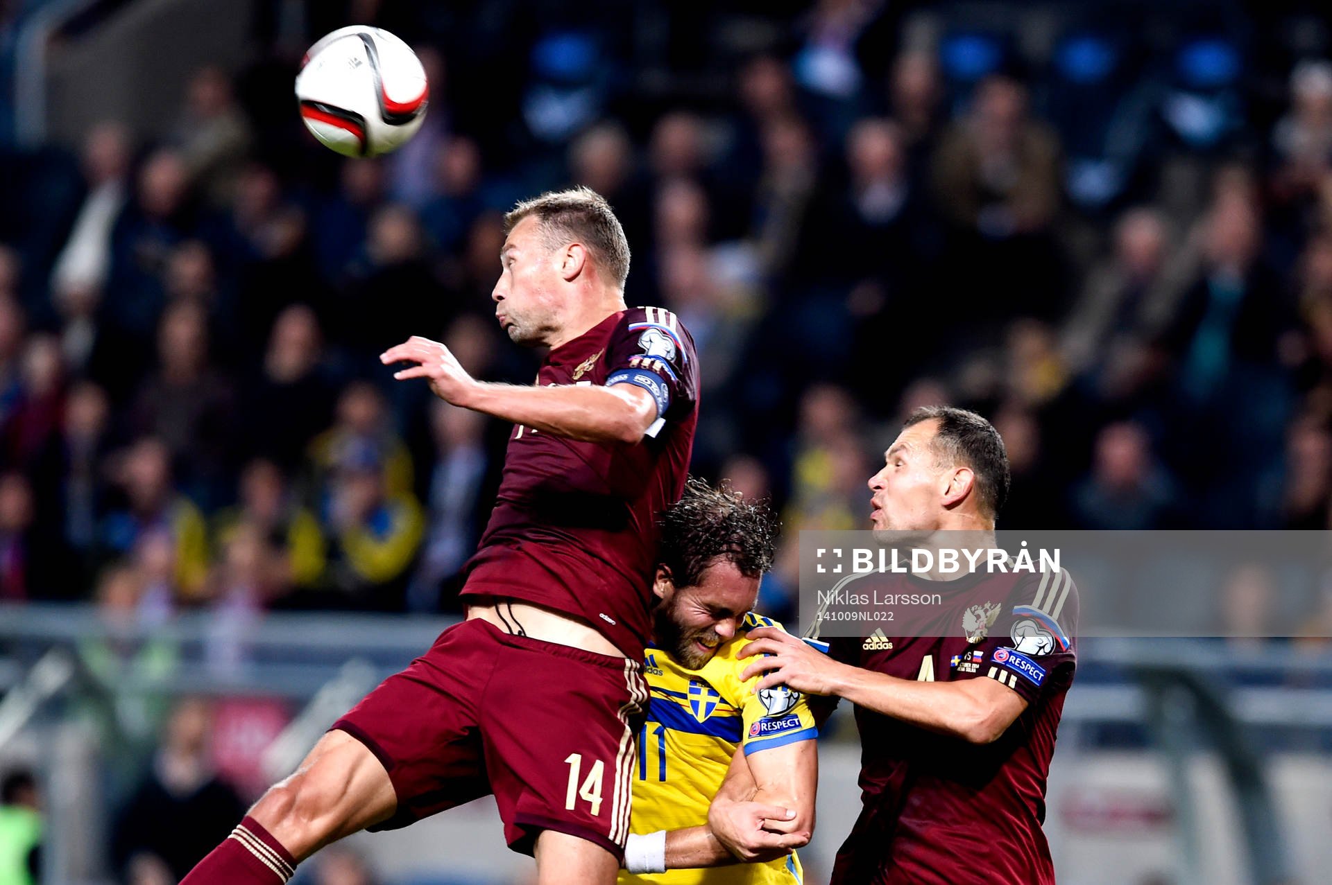 Sveriges Johan Elmander och Rysslands Sergei Ignashevich och Vasili Berezutski under fotbollsmatchen i EM-kvalet mellan Sverige och Ryssland den 9 oktober 2014 i Stockholm.