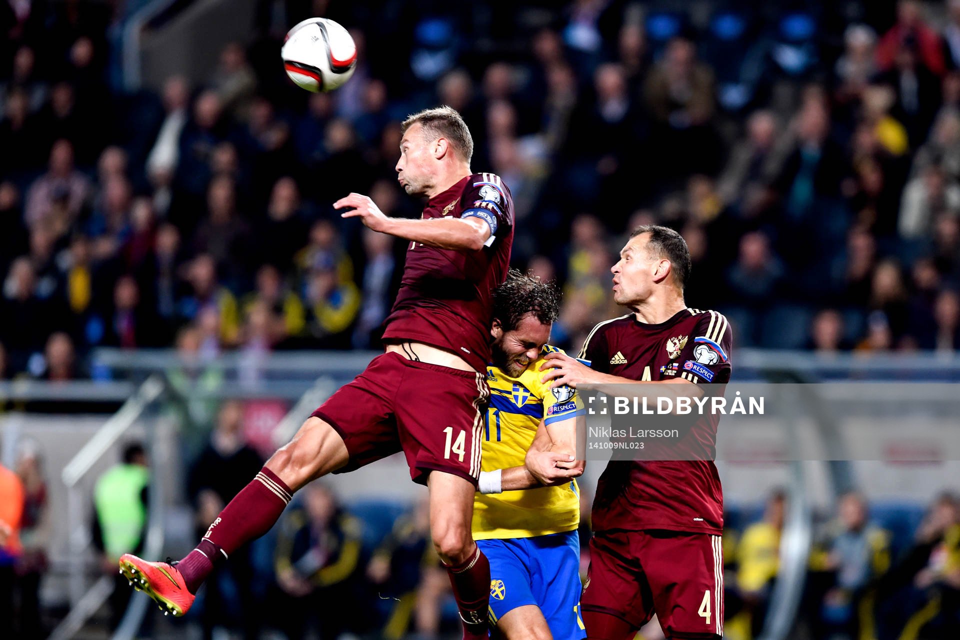 Sveriges Johan Elmander och Rysslands Sergei Ignashevich och Vasili Berezutski under fotbollsmatchen i EM-kvalet mellan Sverige och Ryssland den 9 oktober 2014 i Stockholm.