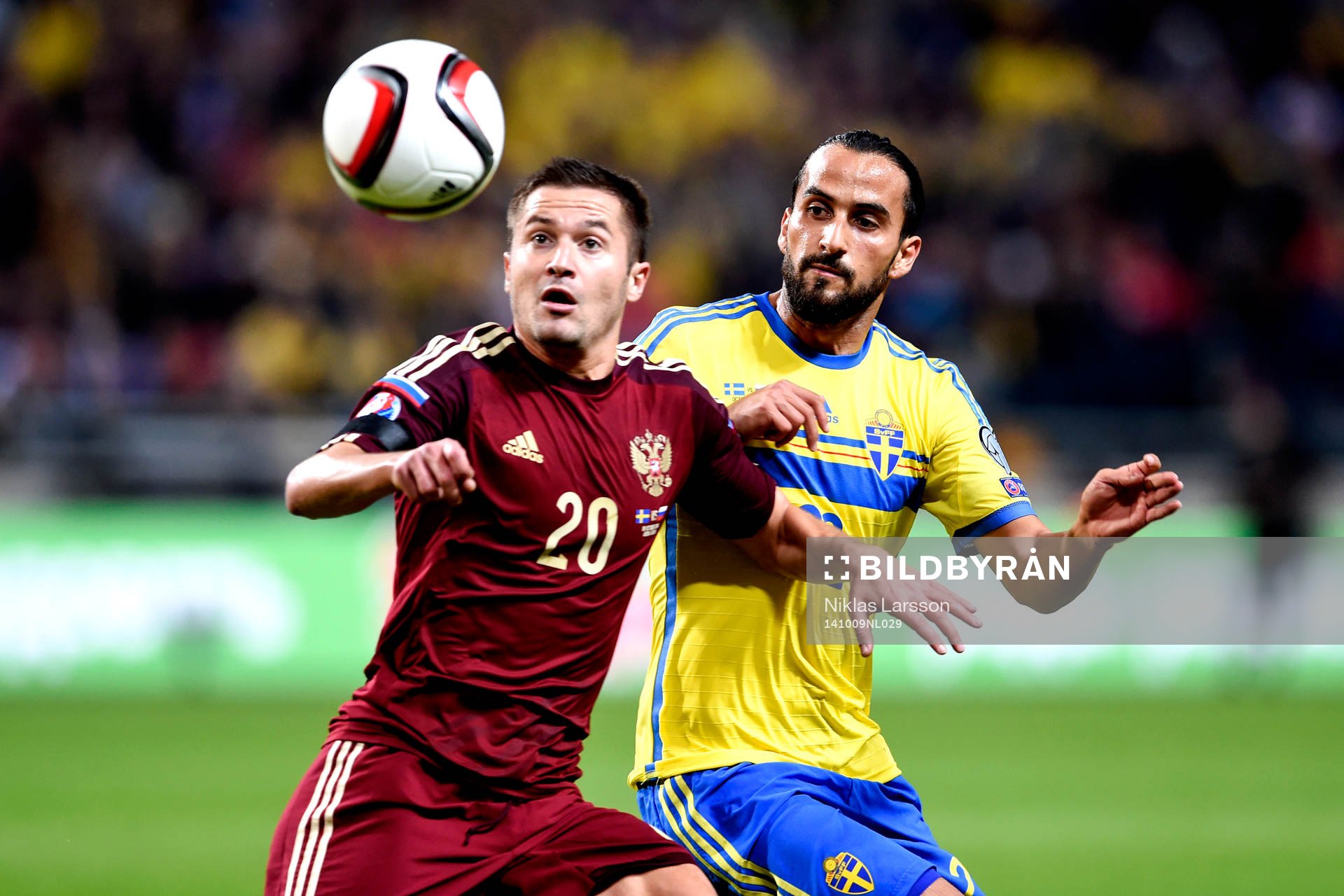 Rysslands Viktor Fayzulin och Sveriges Erkan Zengin under fotbollsmatchen i EM-kvalet mellan Sverige och Ryssland den 9 oktober 2014 i Stockholm.