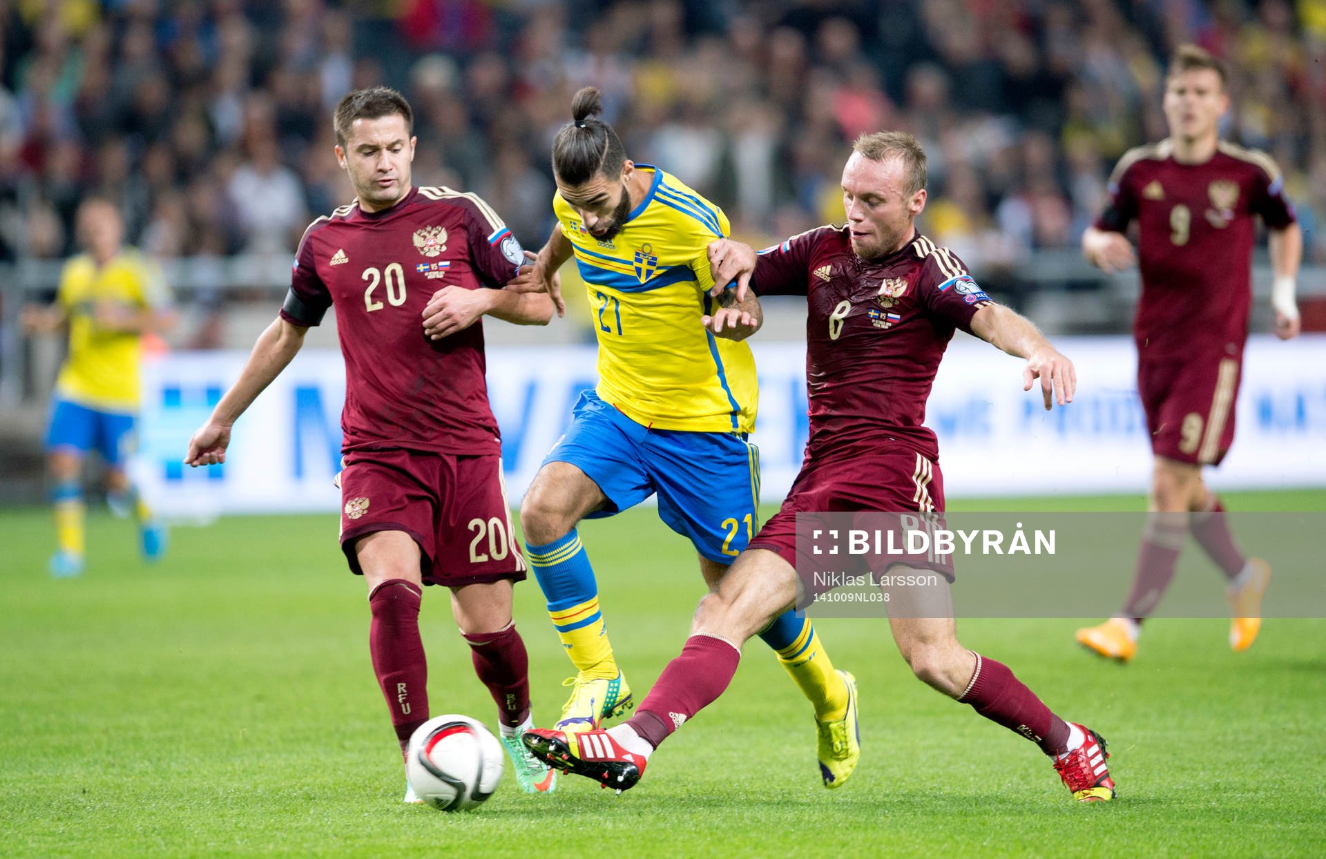 Rysslands Viktor Fayzulin och Denis Glushakov mot Sveriges Jimmy Durmaz under fotbollsmatchen i EM-kvalet mellan Sverige och Ryssland den 09 oktober 2014 i Stockholm.