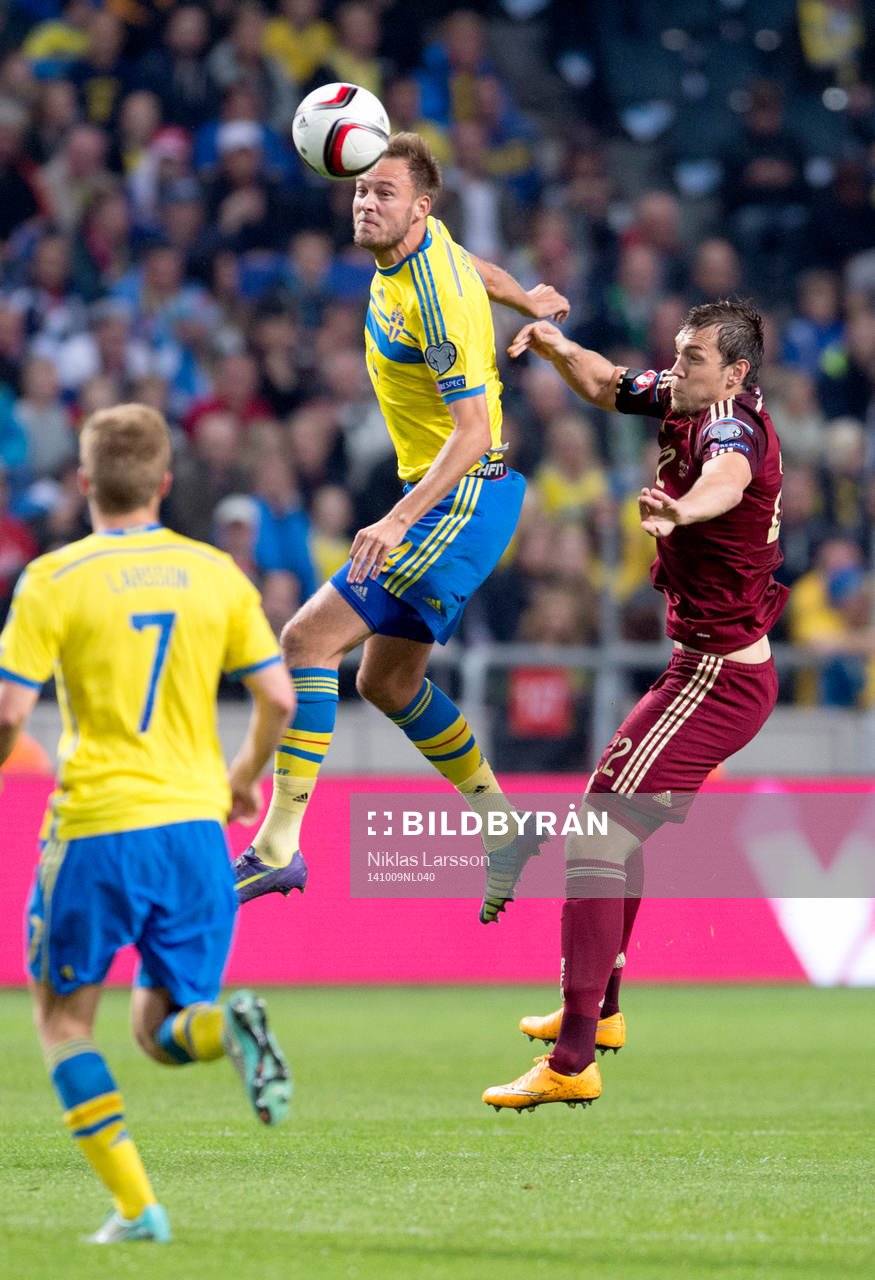 Sveriges Andreas Granqvist och Rysslands Artem Dzyuba