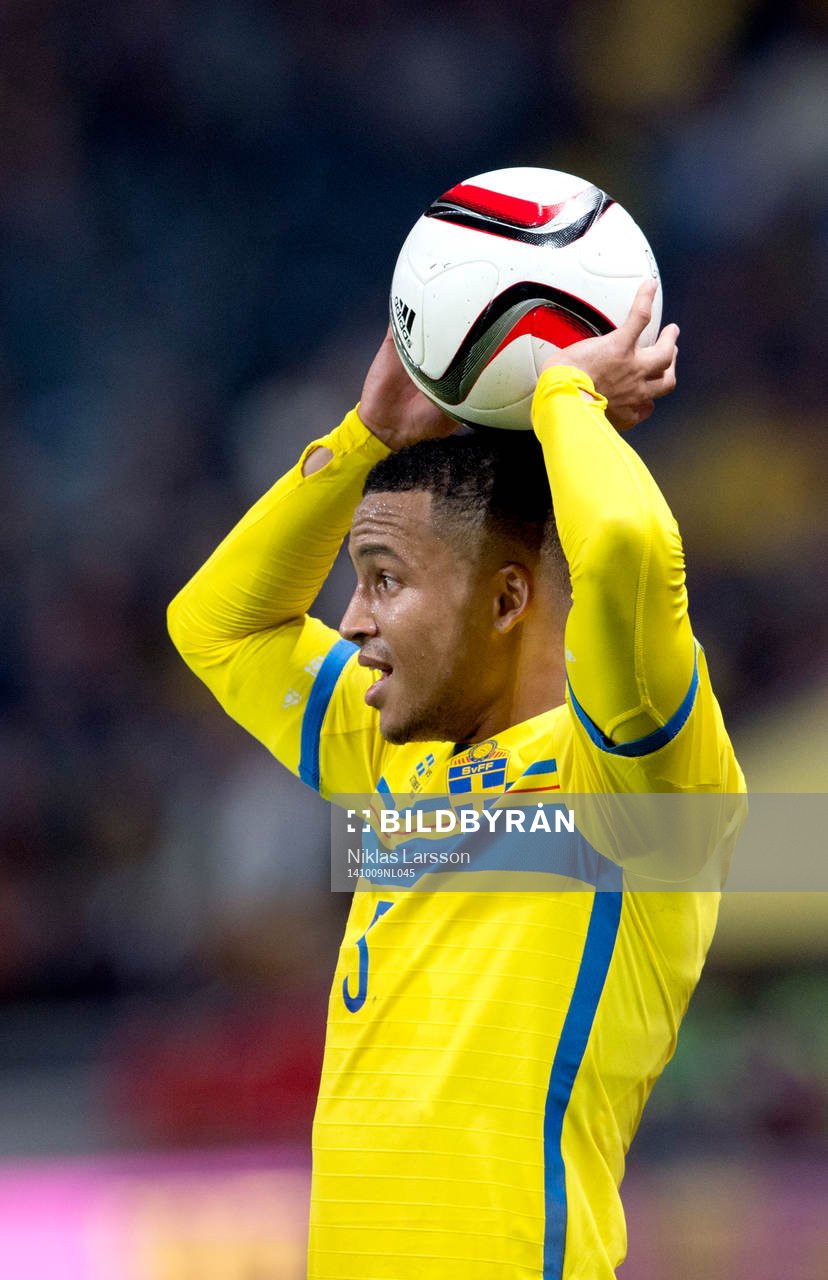 Sveriges Martin Olsson gör ett inkast