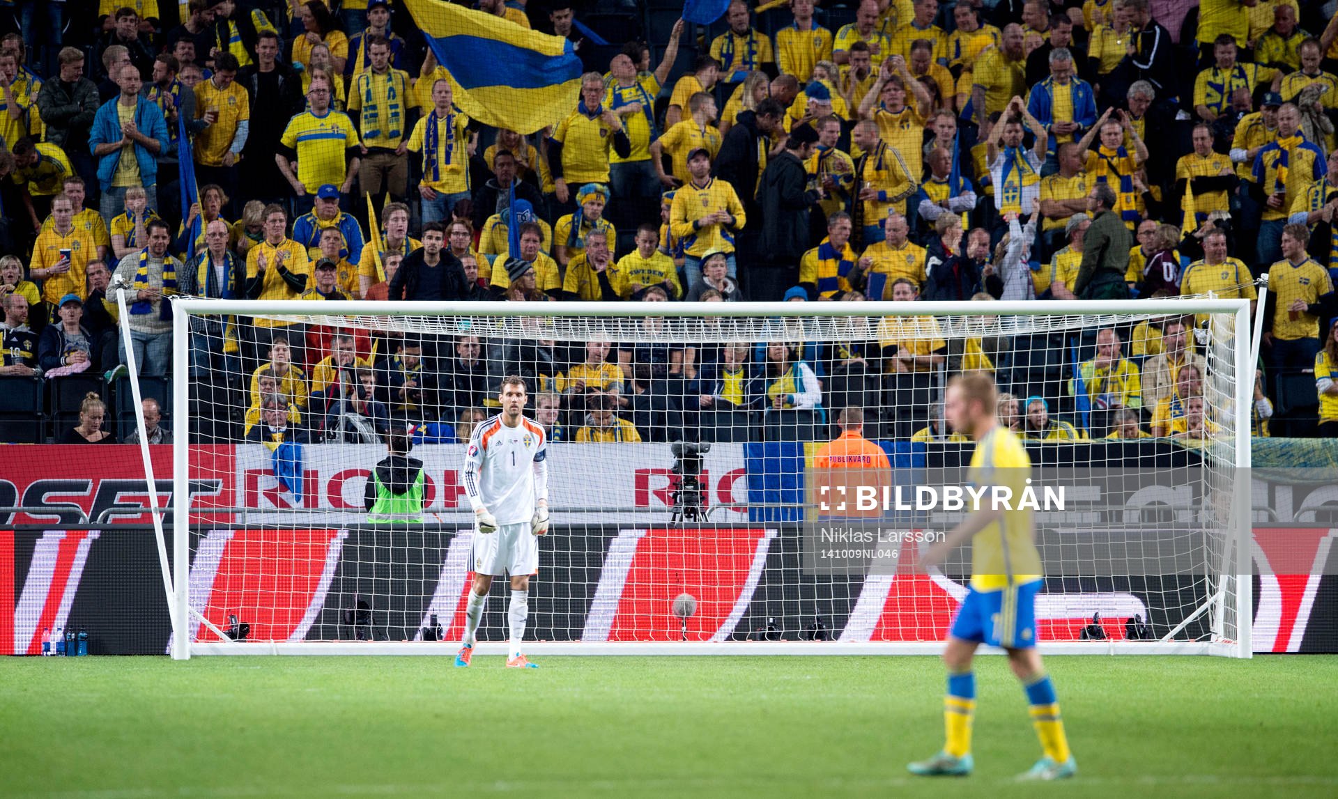 Sveriges målvakt Andreas Isaksson framför de svenska