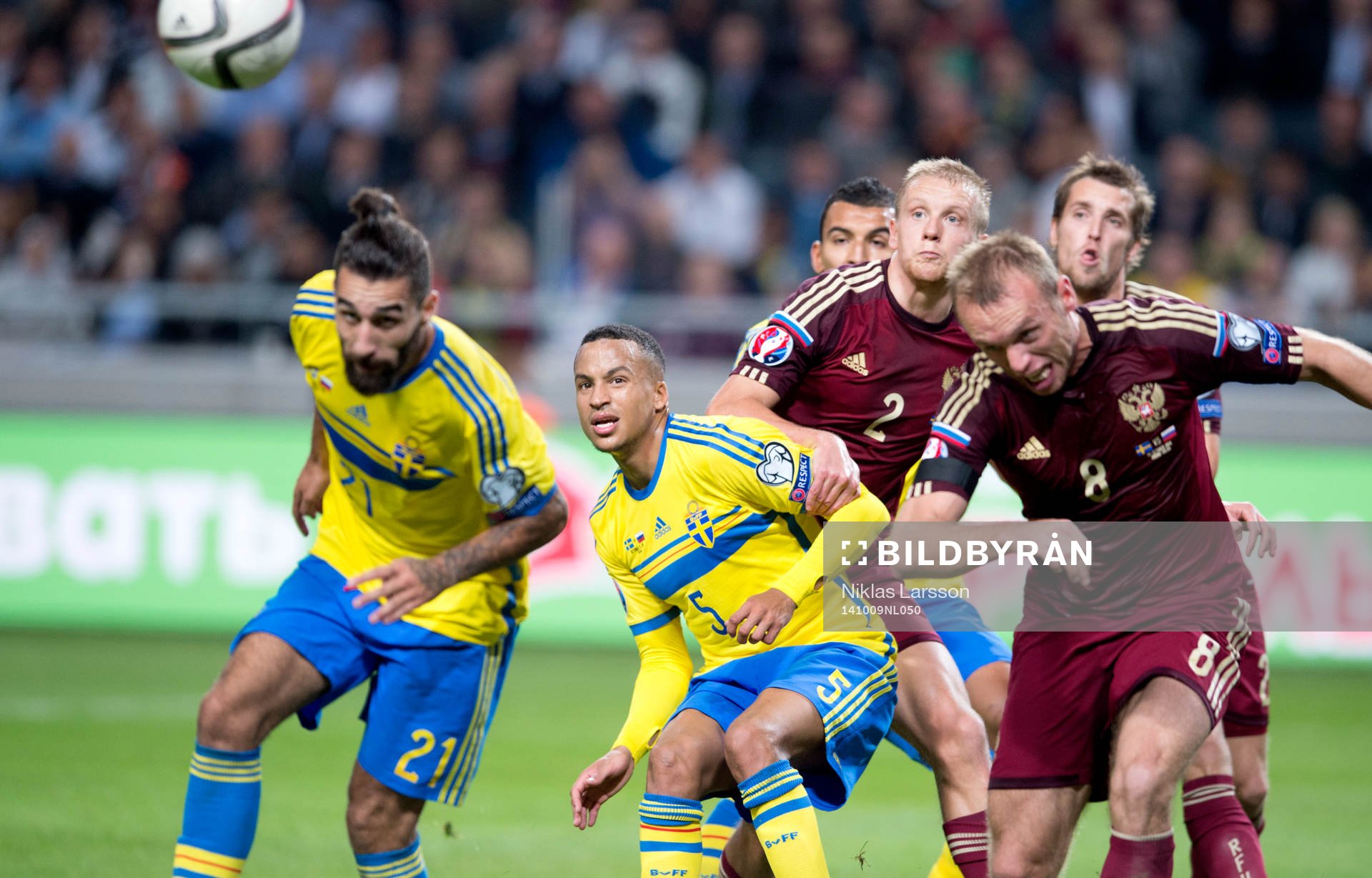 Sveriges Jimmy Durmaz, Martin Olsson och Nabil Bahoui och Rysslands Igor Smolnikov och Denis Glushakov under fotbollsmatchen i EM-kvalet mellan Sverige och Ryssland den 09 oktober 2014 i Stockholm.