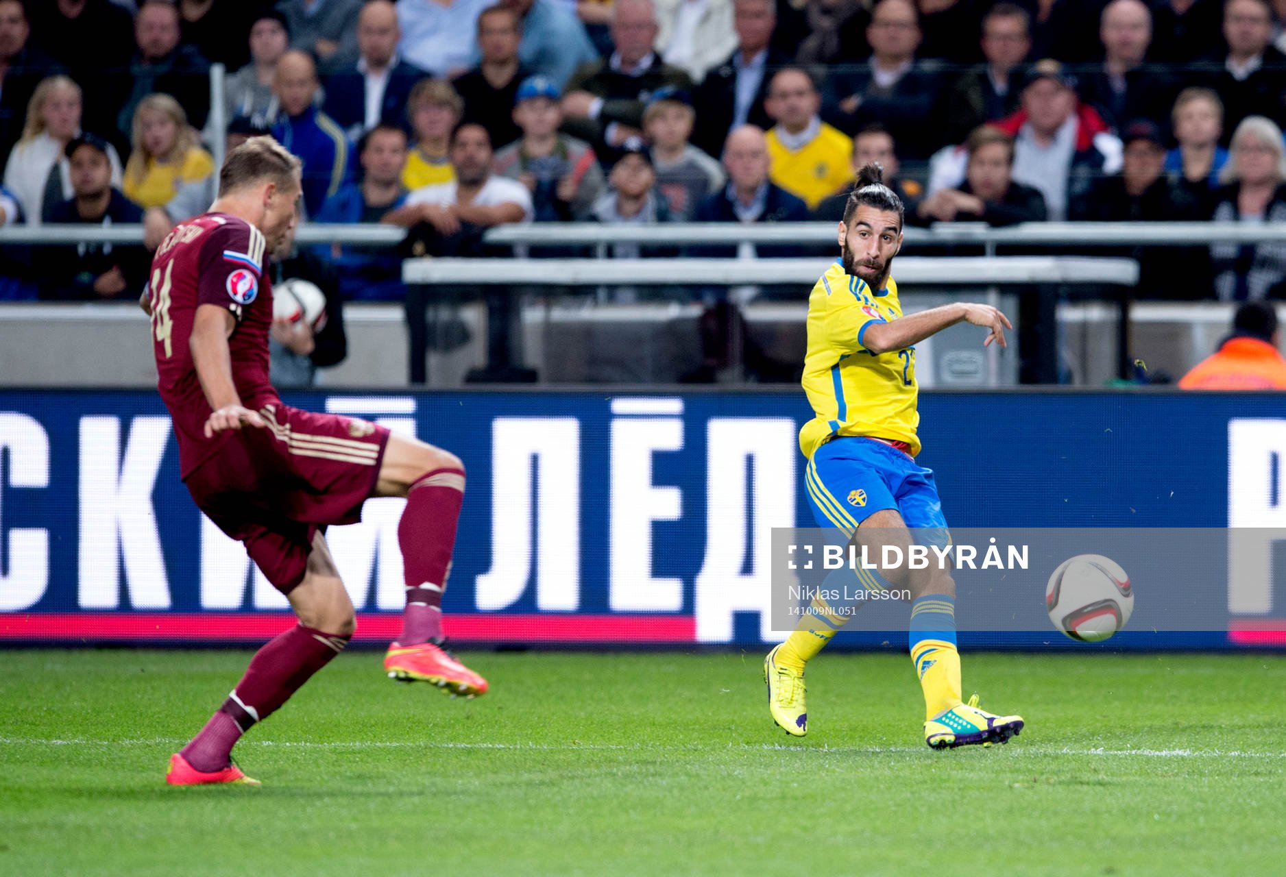 Sveriges Jimmy Durmaz passar fram till 1-1 målet under fotbollsmatchen i EM-kvalet mellan Sverige och Ryssland den 09 oktober 2014 i Stockholm.
