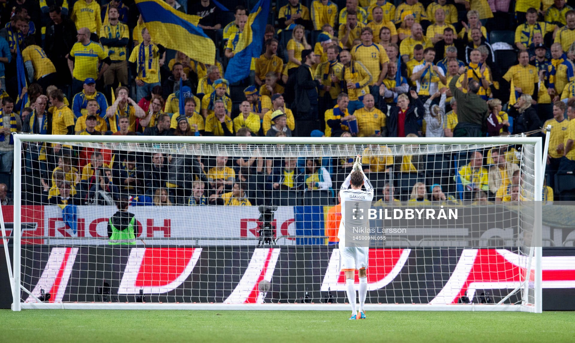 Sveriges målvakt Andreas Isaksson tackar fansen