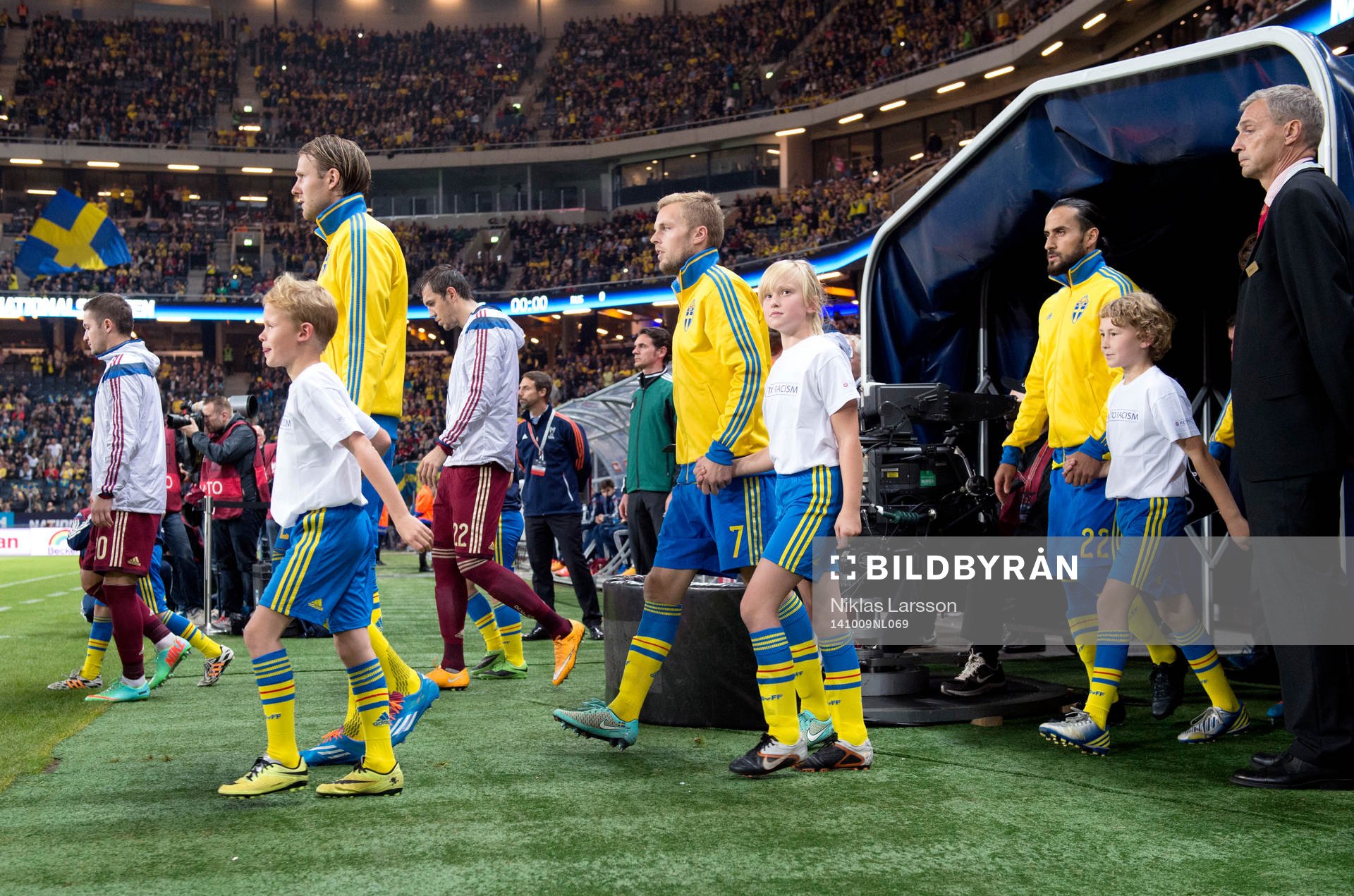 Sveriges Ola Toivonen, Sebastian Larsson och Erkan Zengin under fotbollsmatchen i EM-kvalet mellan Sverige och Ryssland den 09 oktober 2014 i Stockholm.