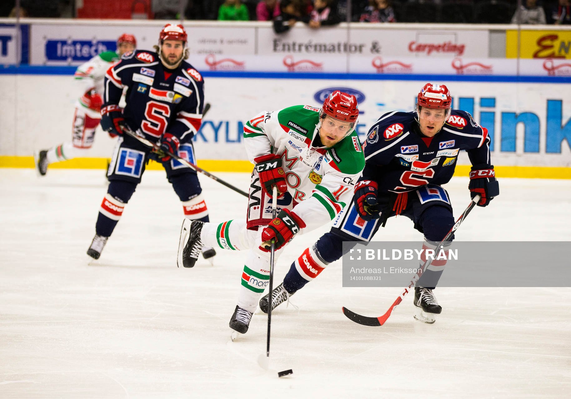 Moras Alexander Hilmerson med pucken skäret före