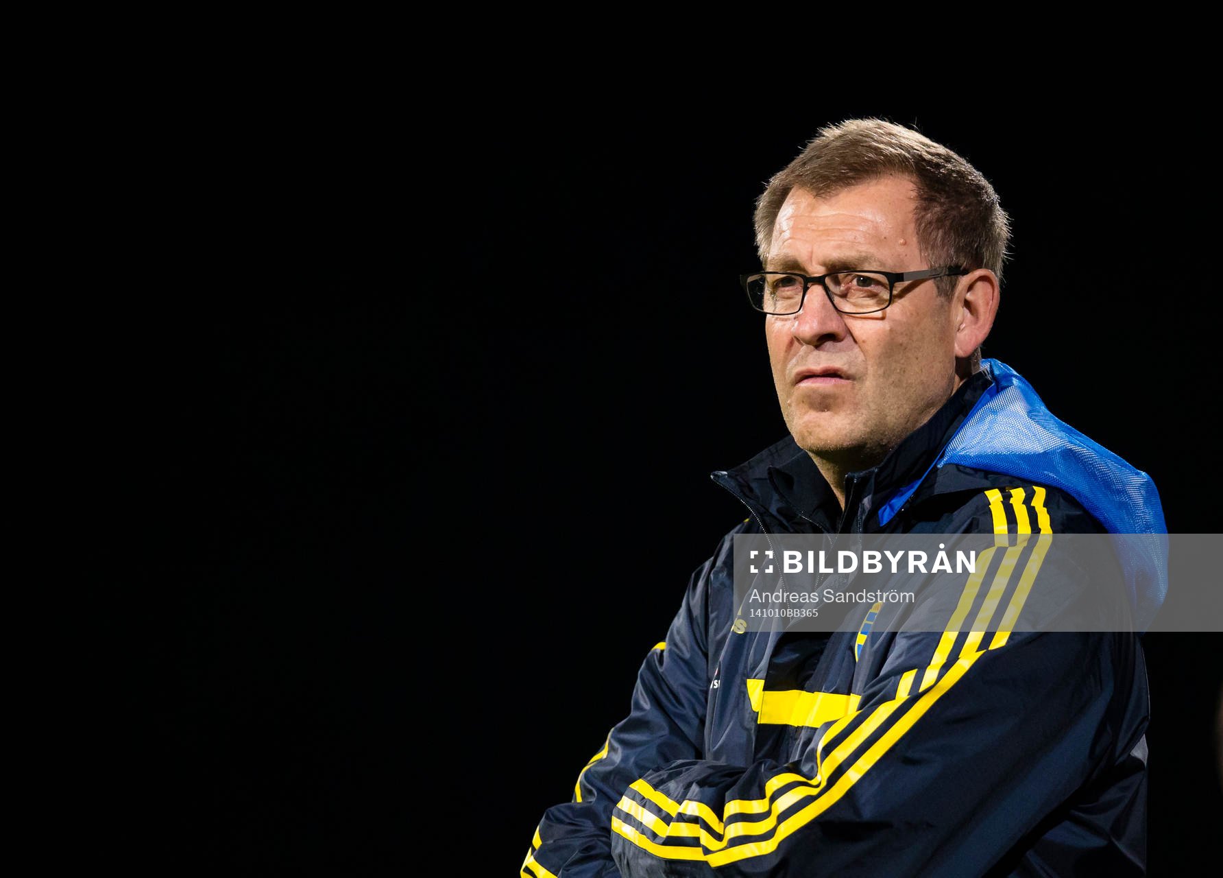Sveriges tränare Hans Wildow under P19 landskampen i fotboll mellan Sverige och Finland den 10 Oktober 2014 i Uppsala. 