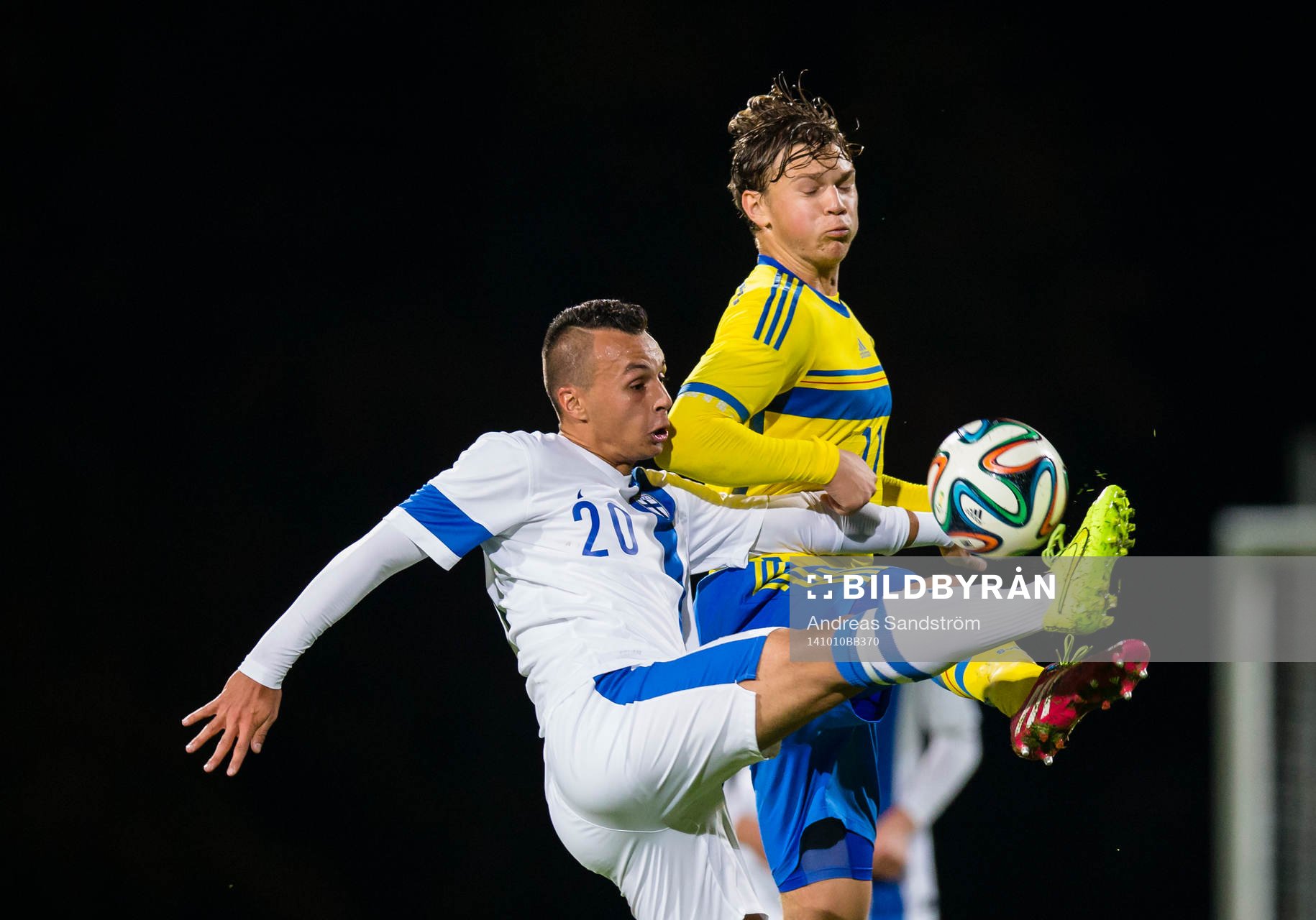 Finlands Youness Rahimi i kamp om bollen med Sveriges