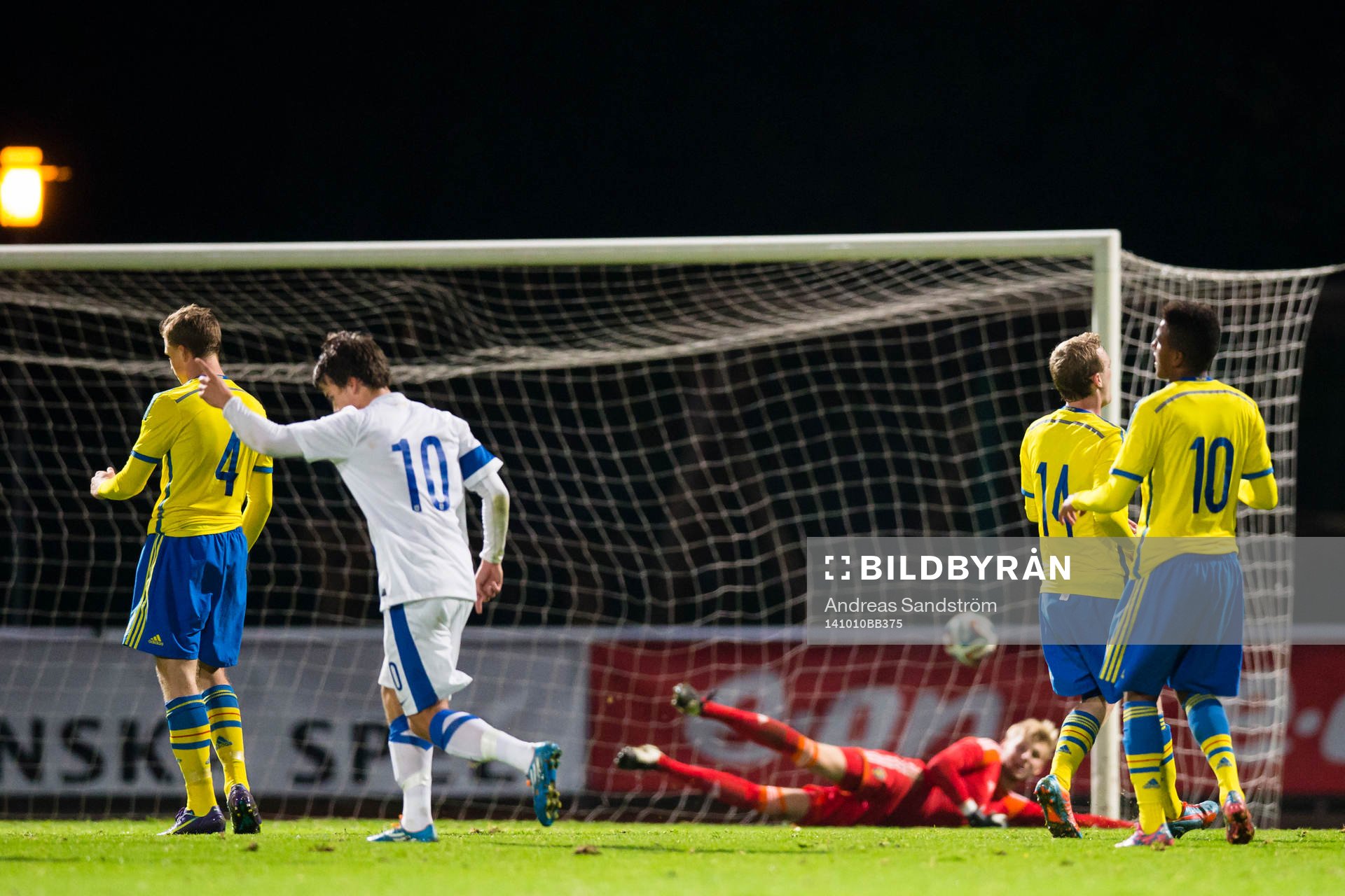 Finlands Simon Skrabb gör 0-1 bakom Sveriges målvakt