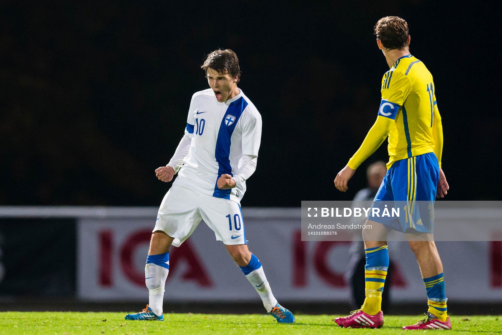 Finlands Simon Skrabb firar sitt 0-1 mål