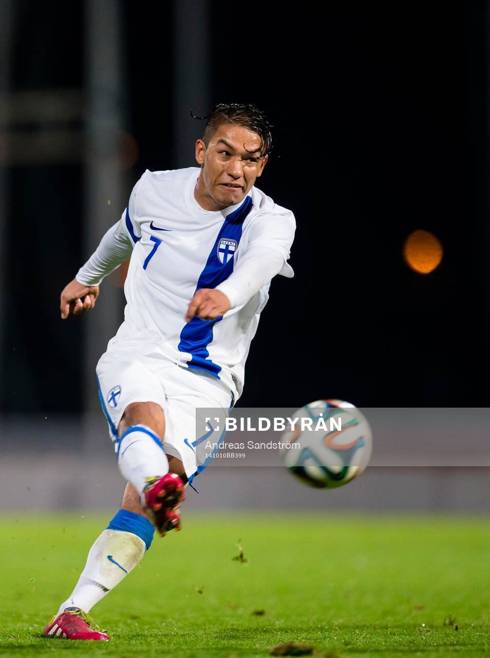 Finlands Moshtagh Yaghoubi under P19 landskampen i fotboll mellan Sverige och Finland den 10 Oktober 2014 i Uppsala. 