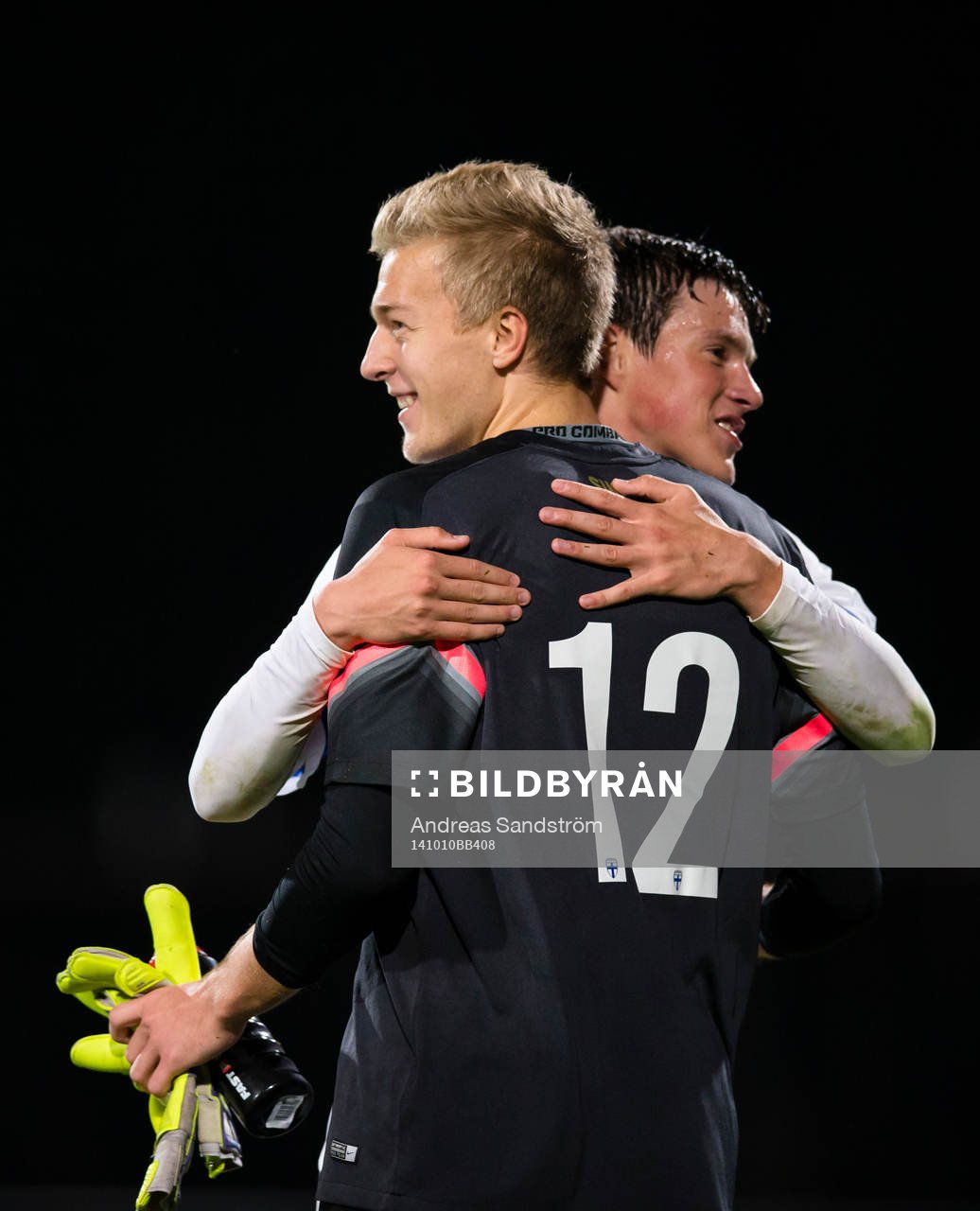 Finlands Sauli Väisänen (h) omfamnar Finlands målvakt Otso Virtanen efter segern i P19 landskampen i fotboll mellan Sverige och Finland den 10 Oktober 2014 i Uppsala.