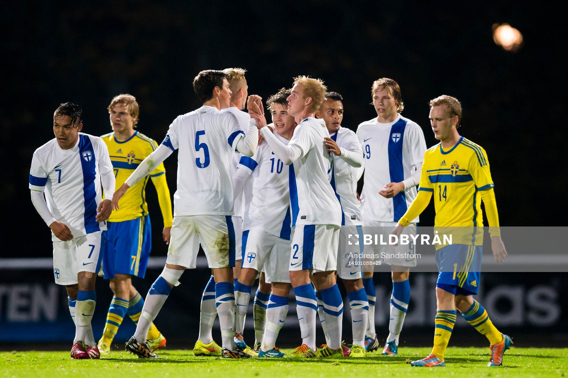 Finlands Simon Skrabb (m) gratuleras av lagkamrater