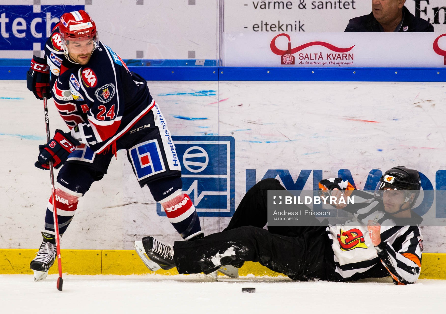 Södertäljes Michal Gulasi har omkull domare Mikael