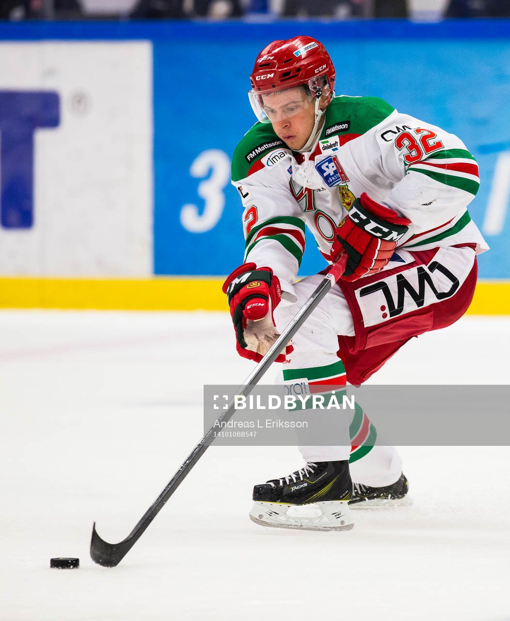Moras Lukas Bengtsson med pucken