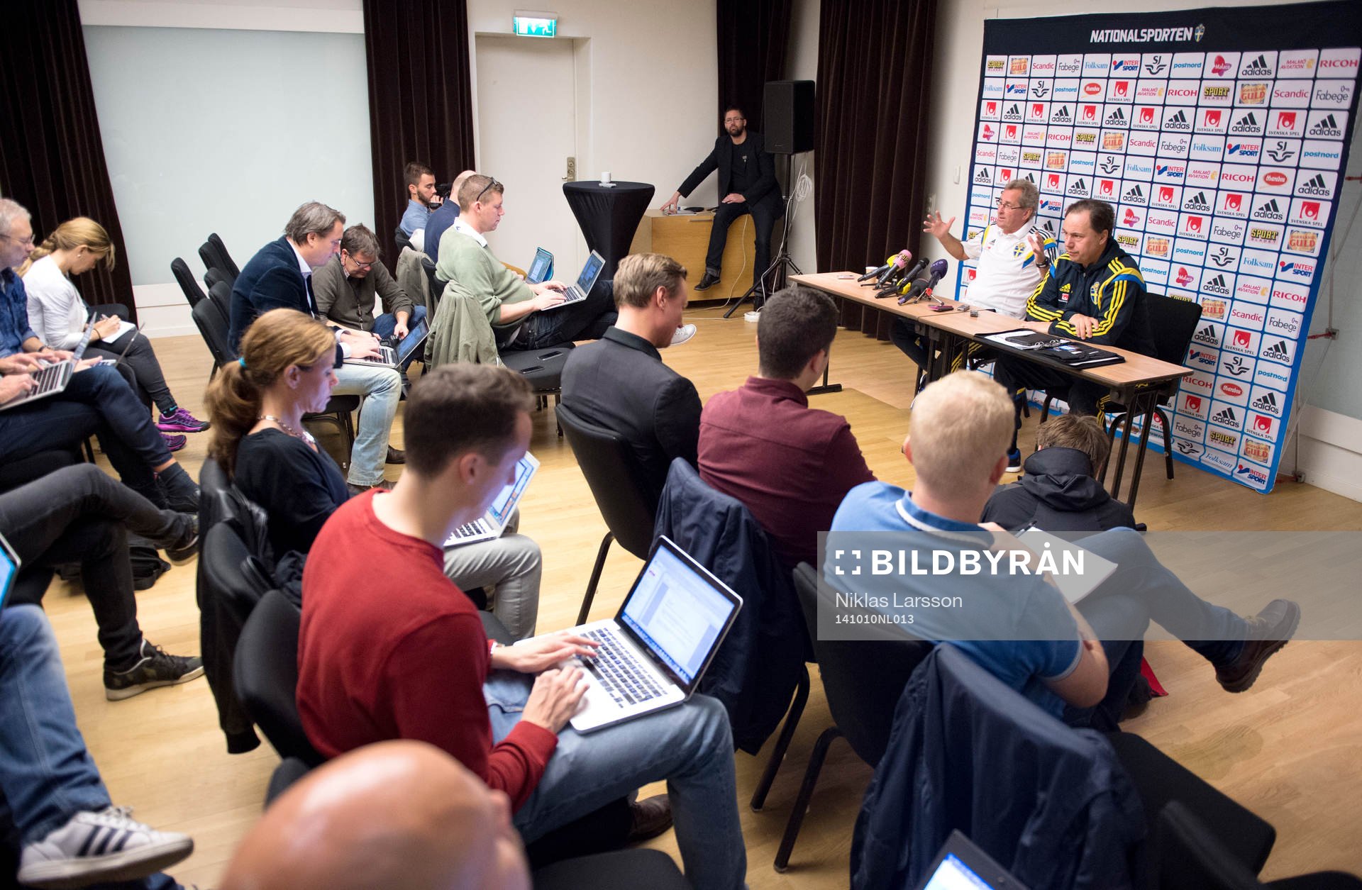 Sveriges förbundskapten Erik Hamrén framför