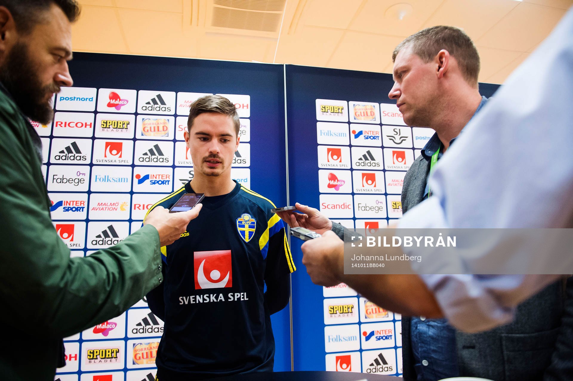 Sveriges Mikael Lustig träffar media