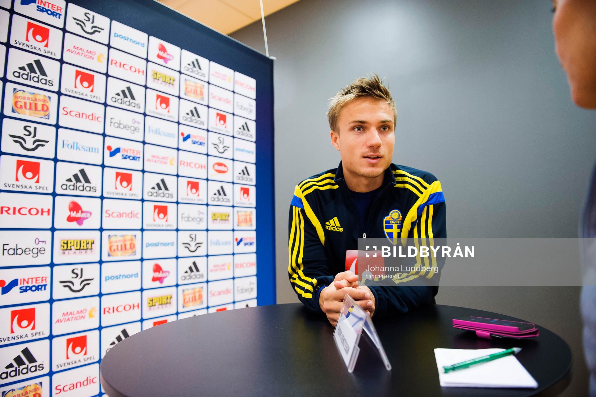 Sveriges  Pierre Bengtsson träffar media