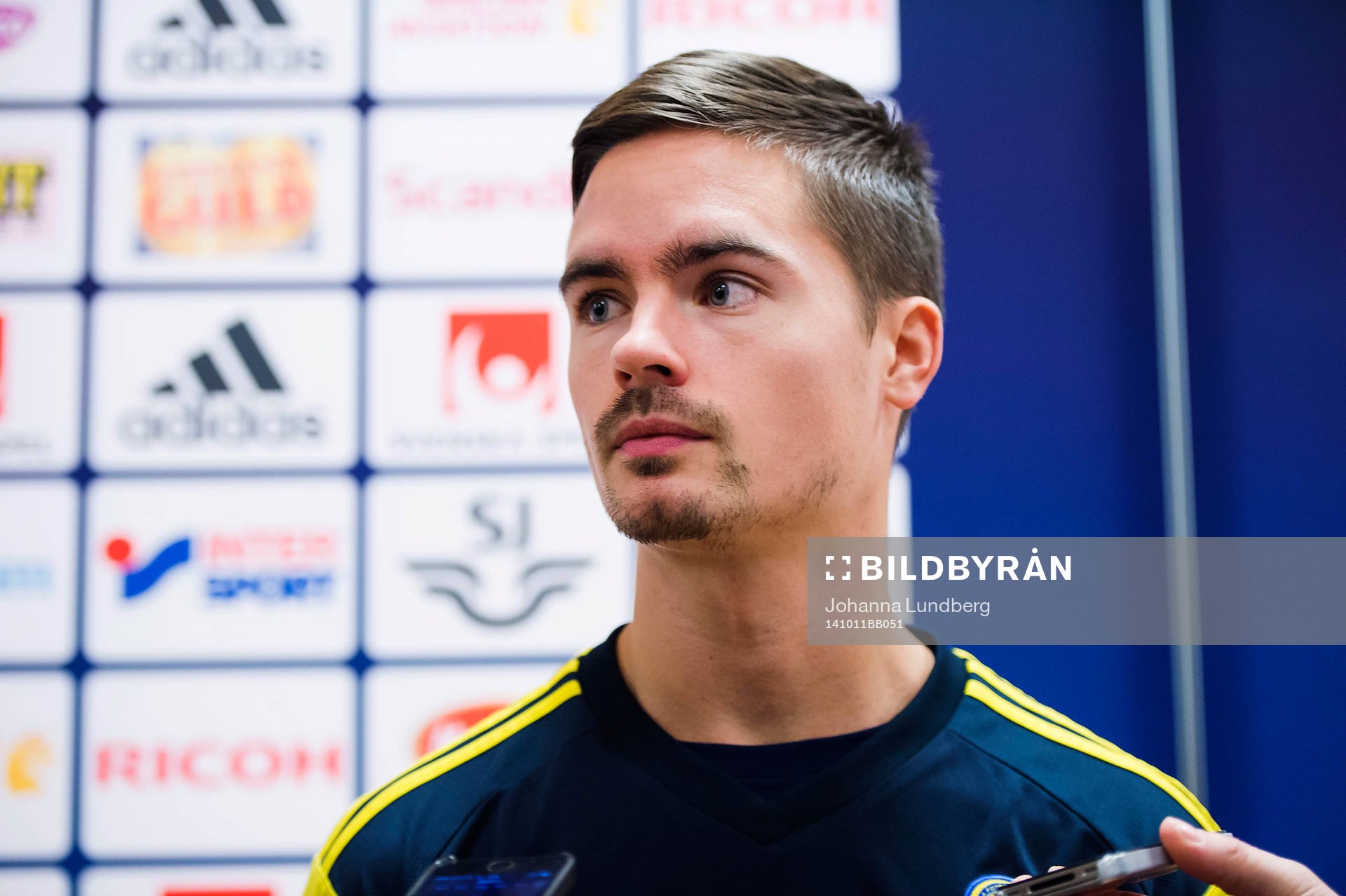 Sveriges Mikael Lustig  träffar media