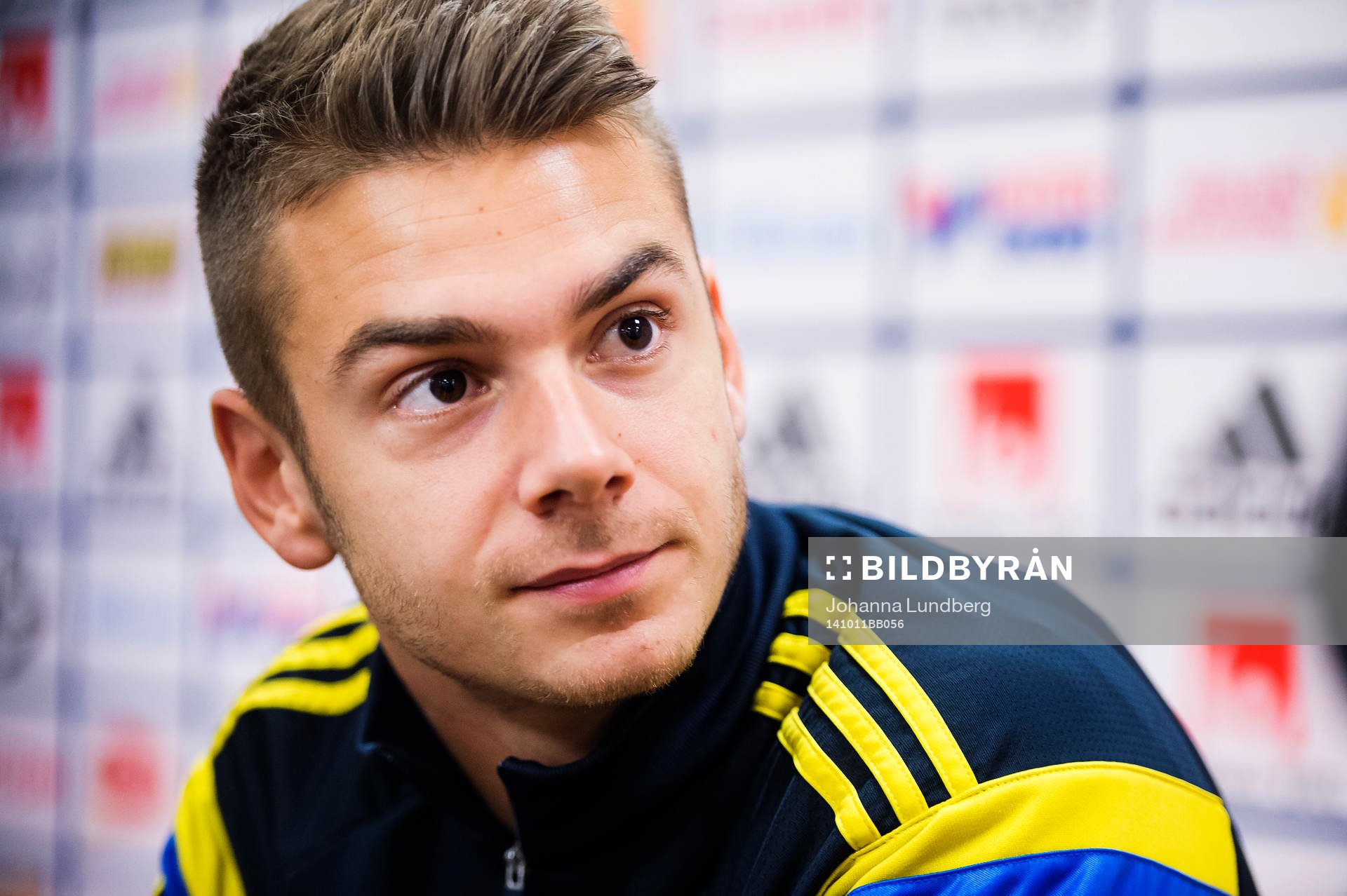 Sveriges Alexander Kacaniklic träffar media under en träning med det svenska fotbollslandslaget den 11 oktober 2014 i Stockholm.