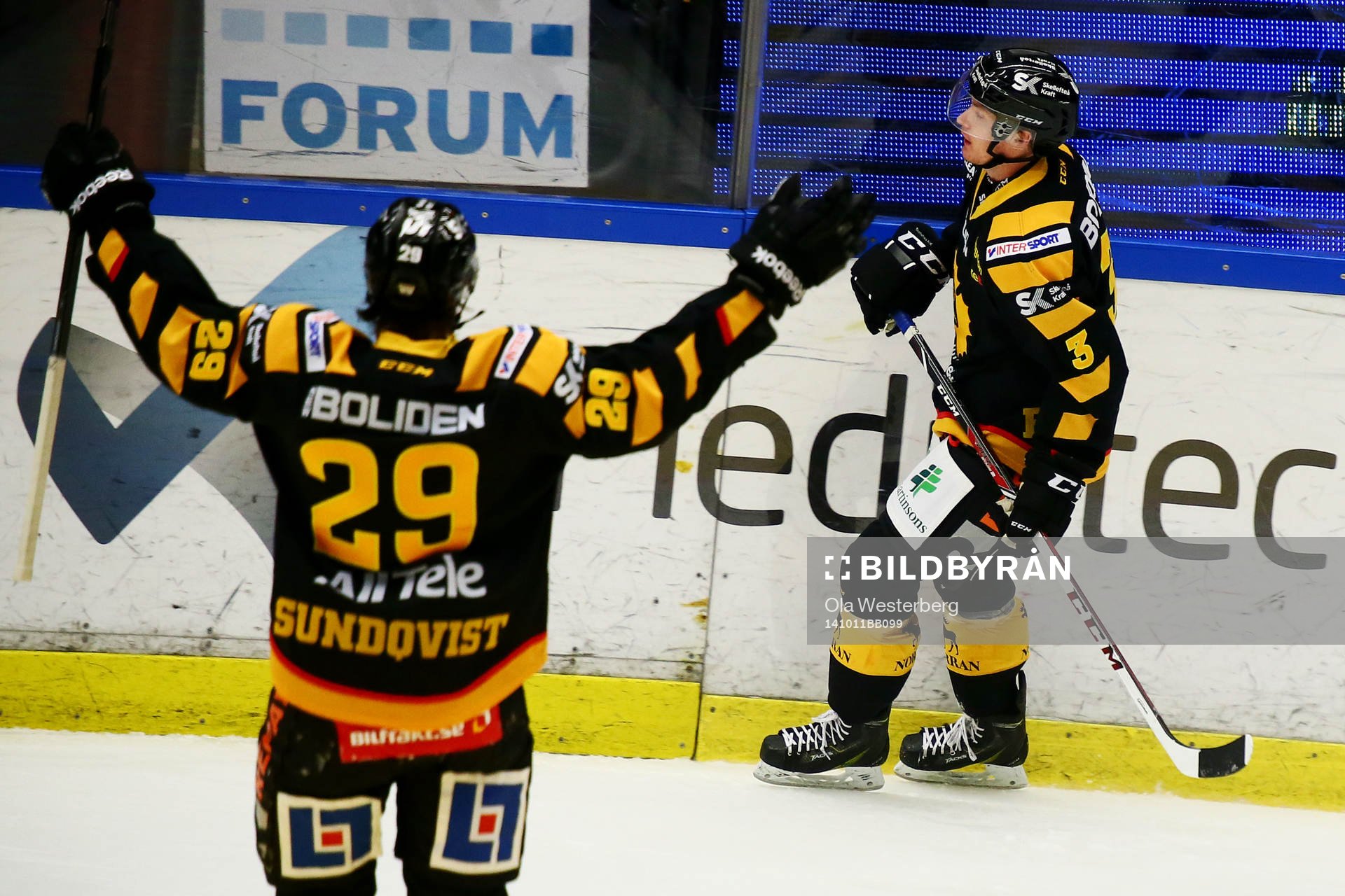 Skellefteås Niclas Burström och Oscar Sundqvist  jublar