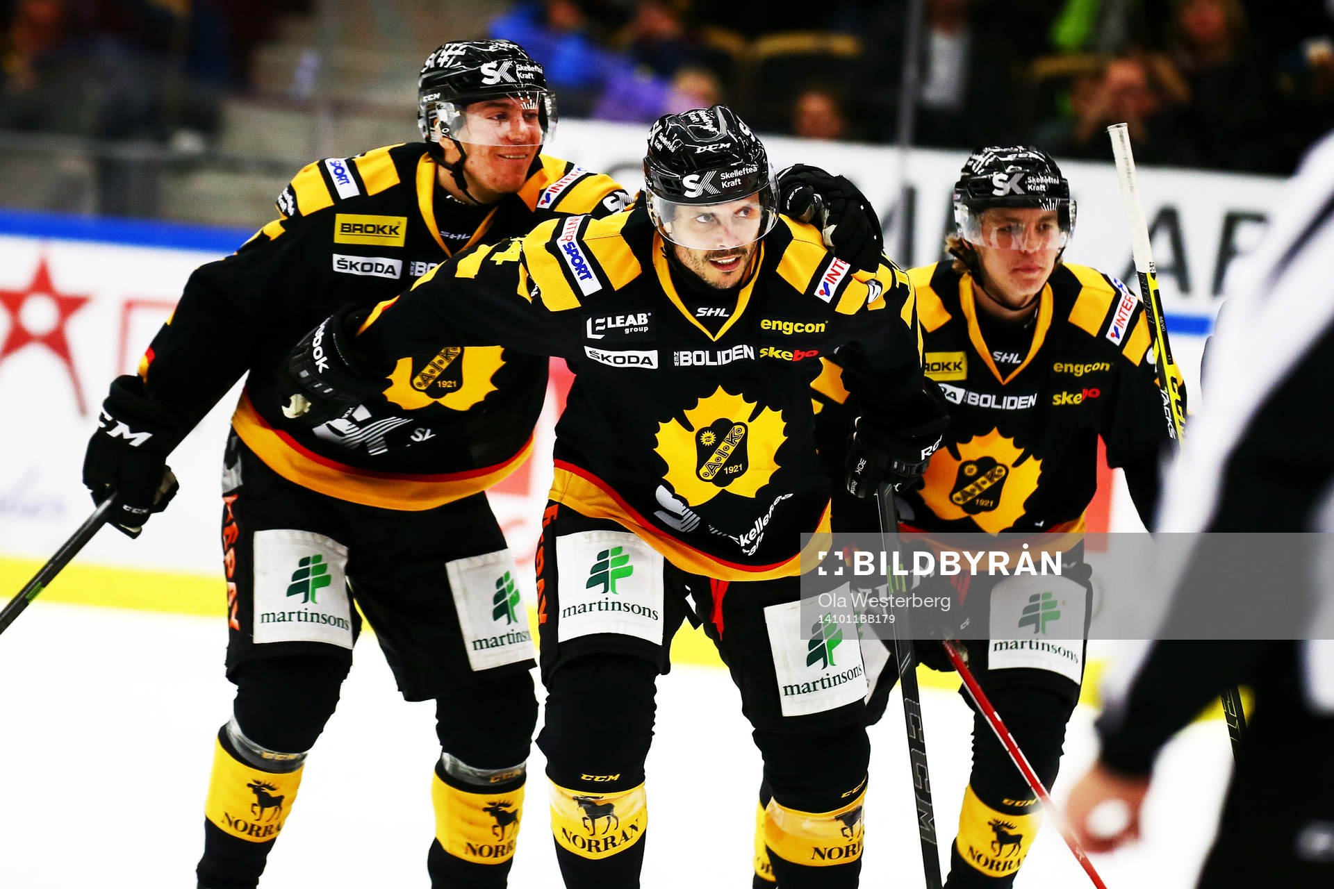 Skellefteås Daniel Widing jublar med Pär Lindholm och