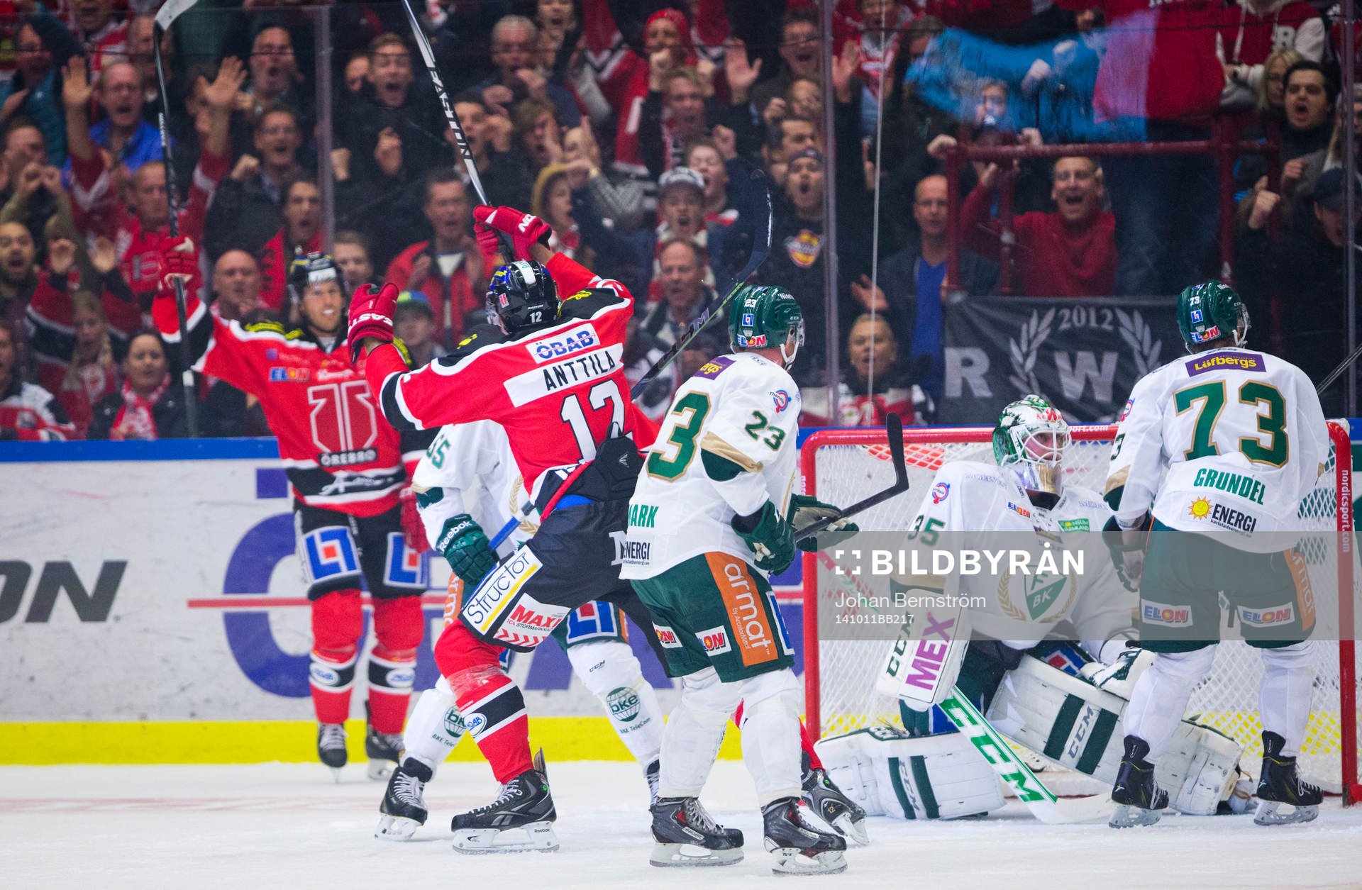 Örebros Marko Anttila gör 1-0 på Färjestads målvakt
