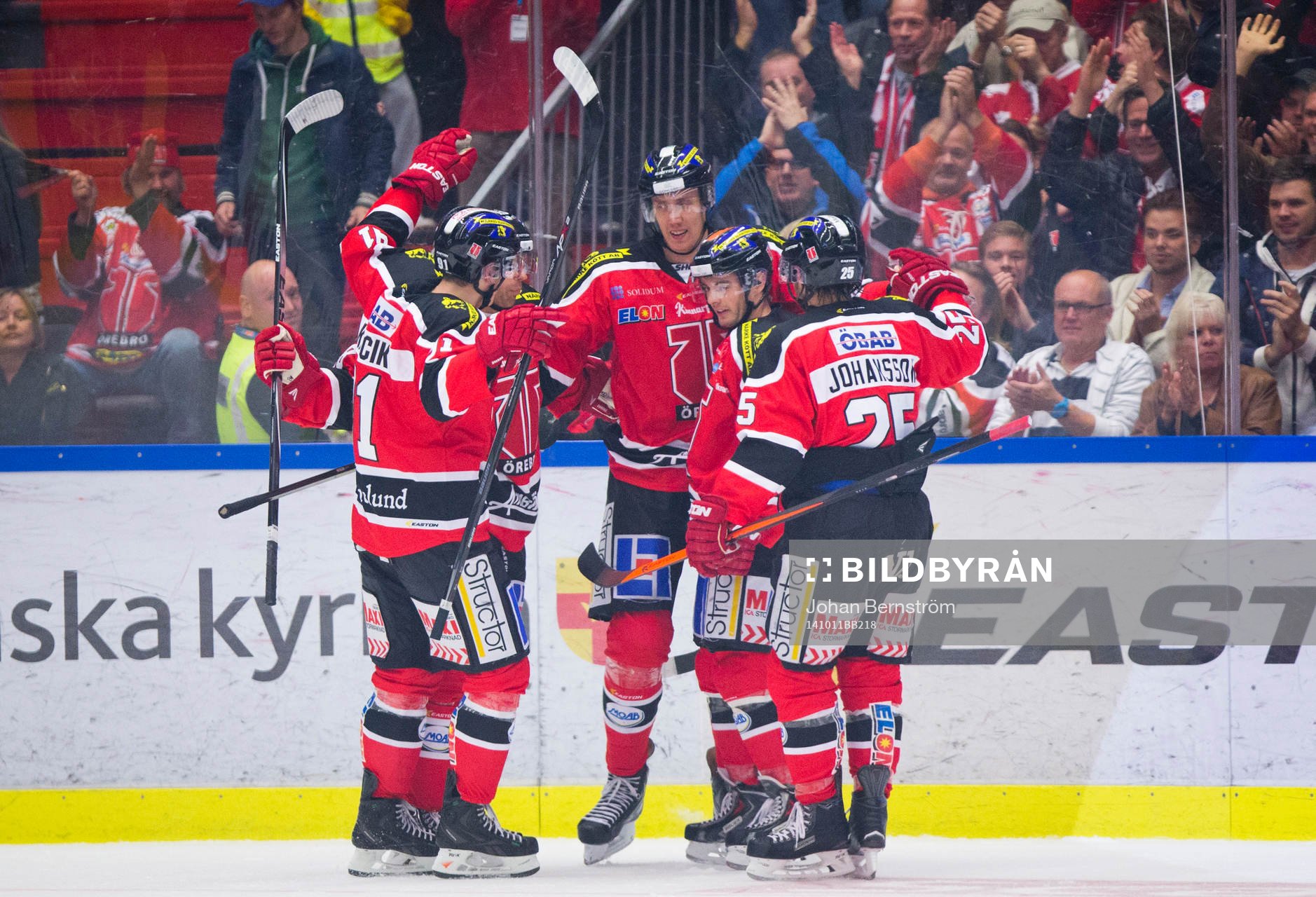 Örebros Marko Anttila gör 1-0 och jublar med Jared Aulin