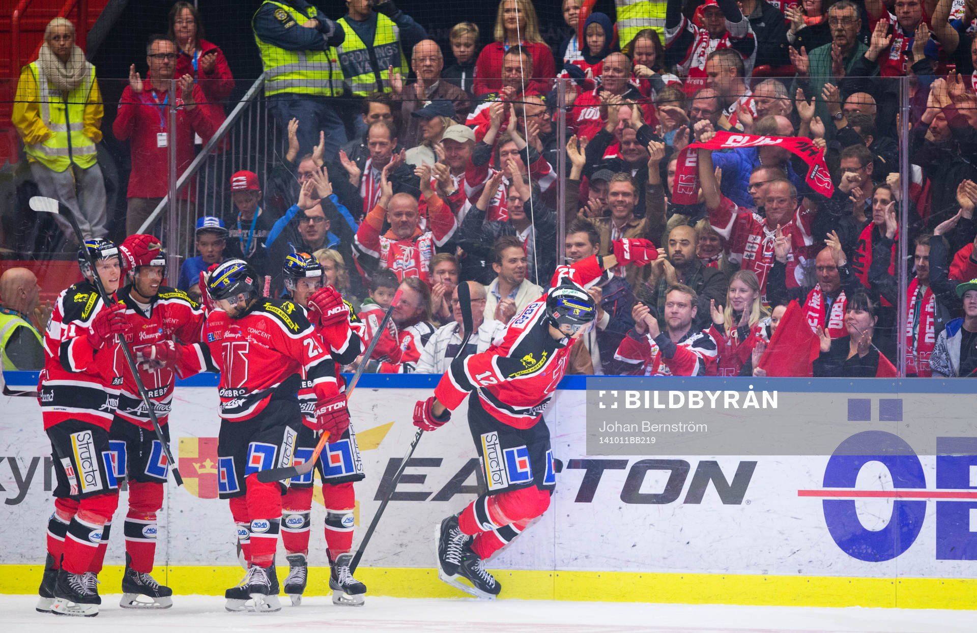 Örebros Marko Anttila gör 1-0 och jublar med Jared Aulin