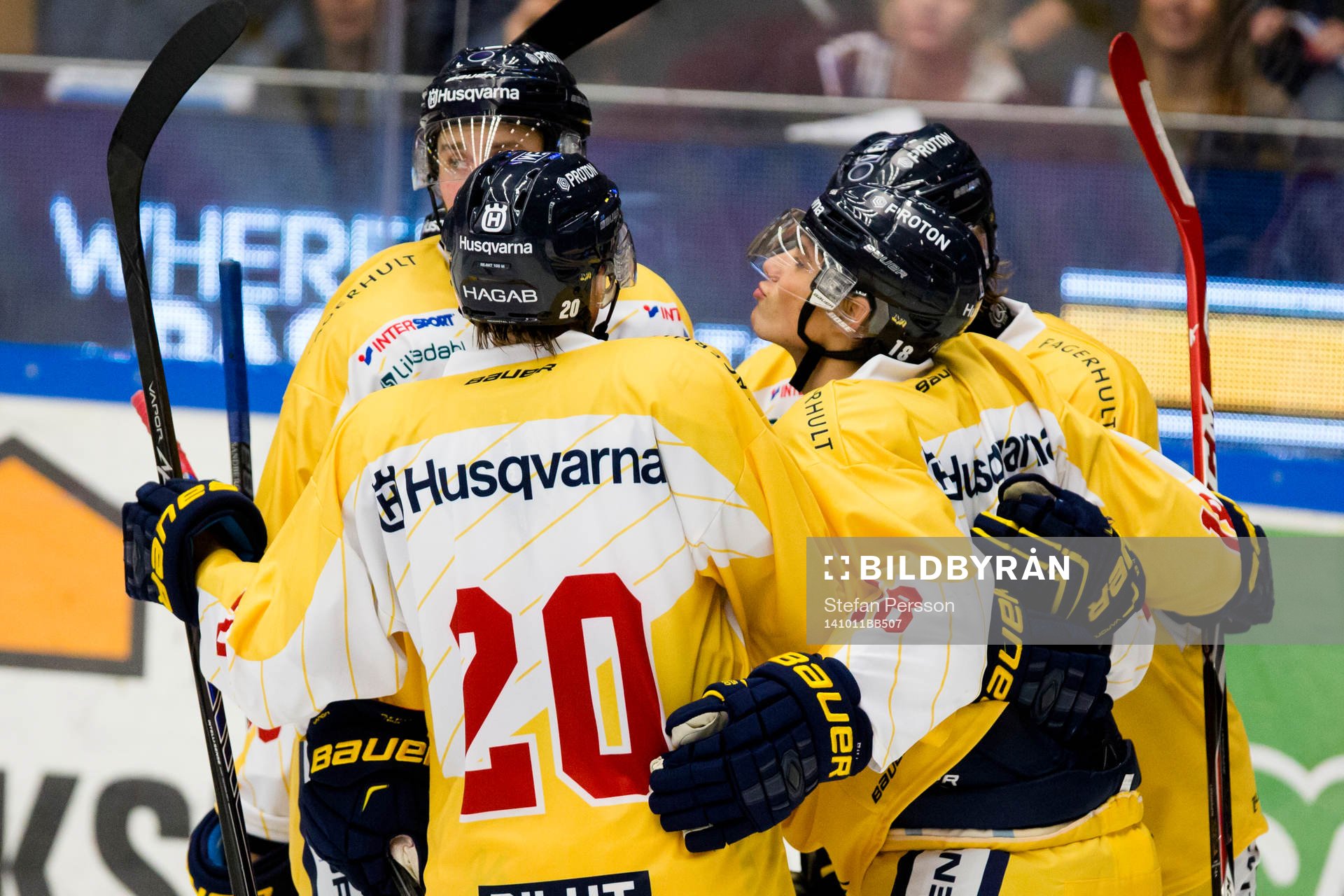 s Lawrence Pilut, Kevin Fiala jublar