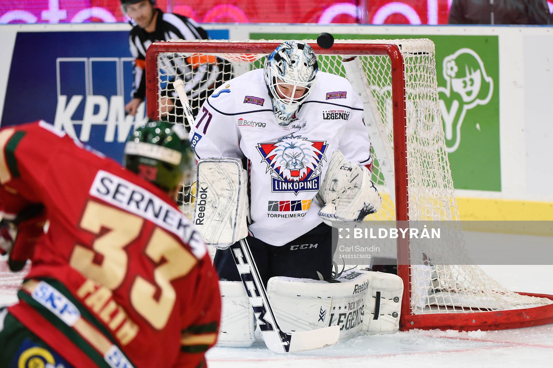 Frölundas Elias Fälth med ett skot på Linköpings David