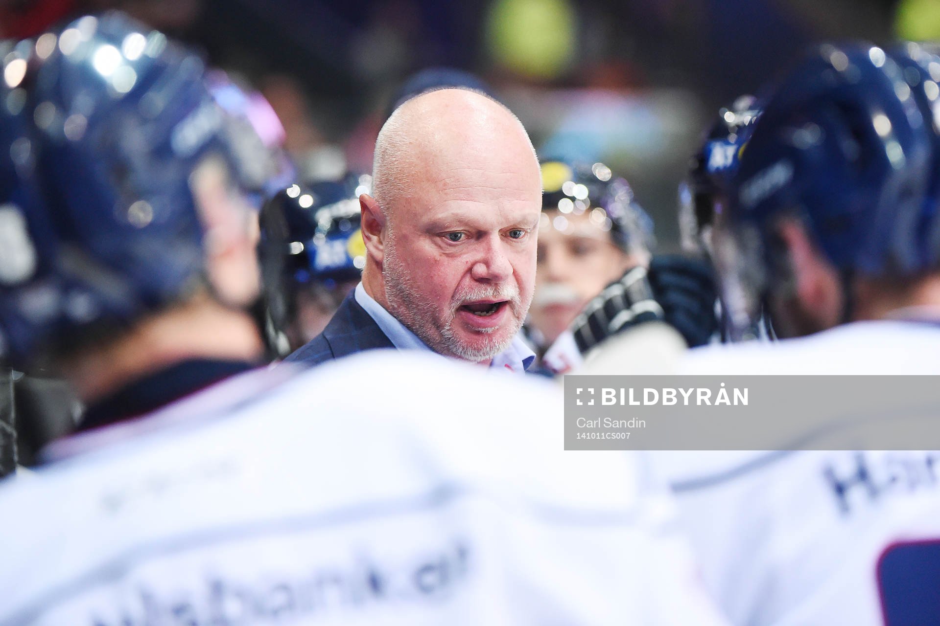 Linköpings tränare Roger Melin tar en timeout