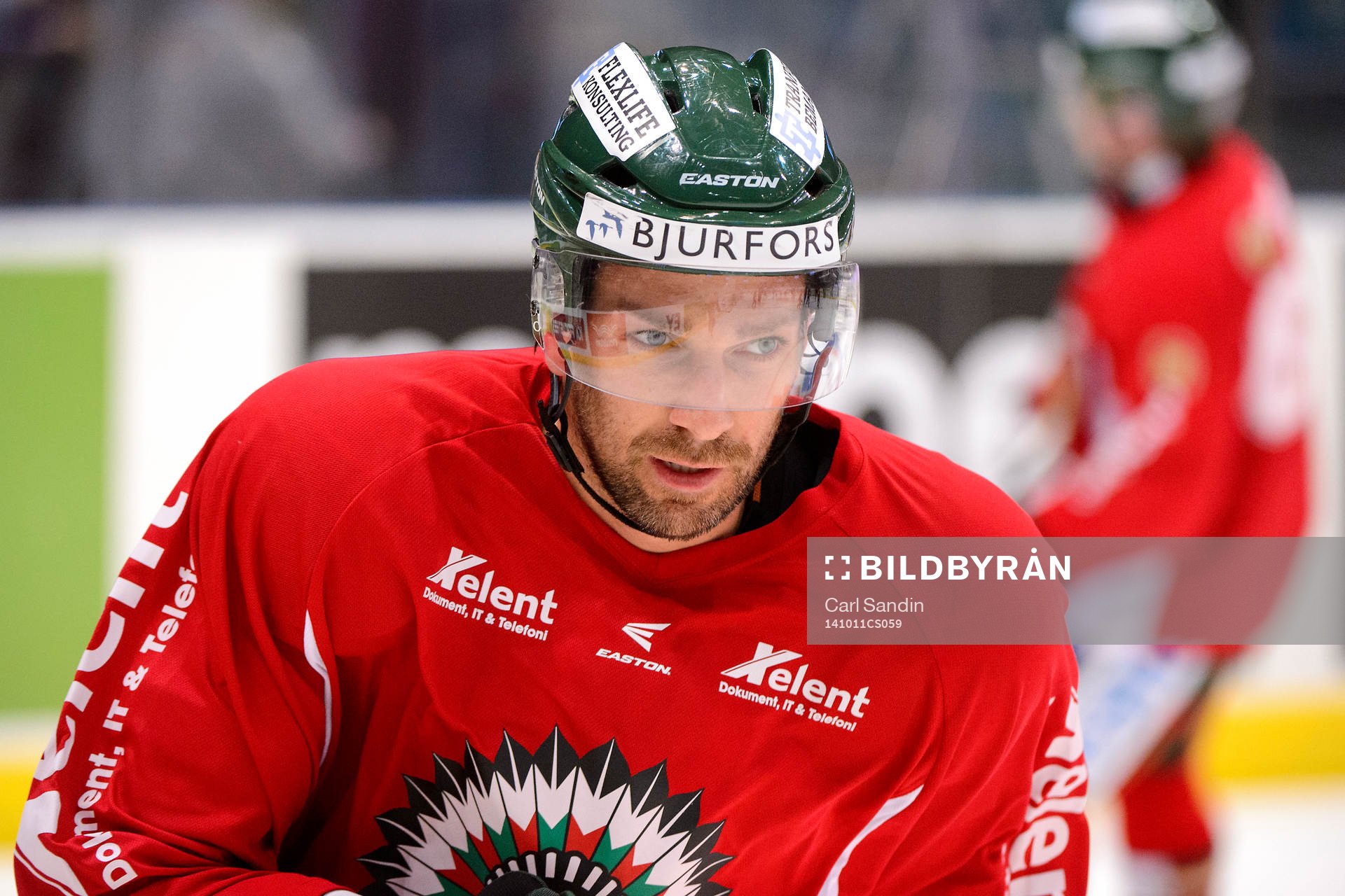 Frölundas Joel Lundqvist värmer upp innan ishockeymatchen