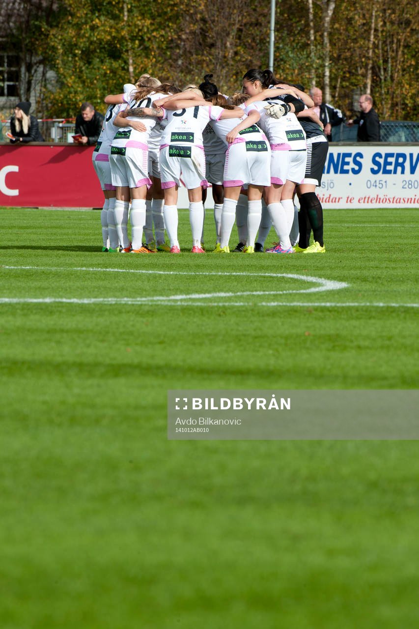Rosengårds lag strax innan fotbollsmatchen i Damallsvenskan mellan Vittsjö och Rosengård den 12 Oktober 2014 i Vittsjö.