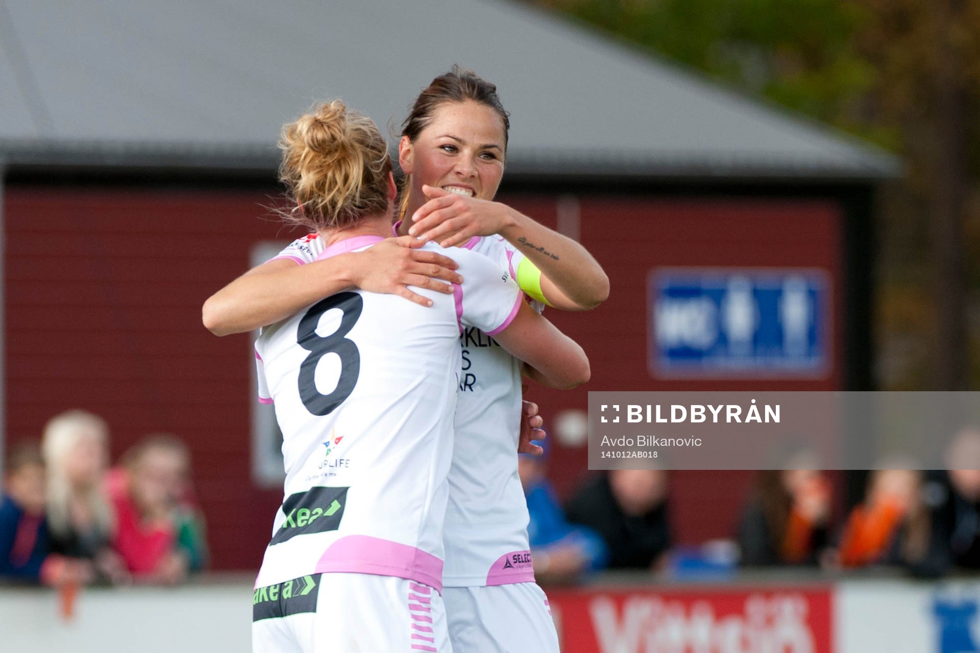 Rosengårds Sara Björk Gunnarsdottir kramar Kirsten Van De
