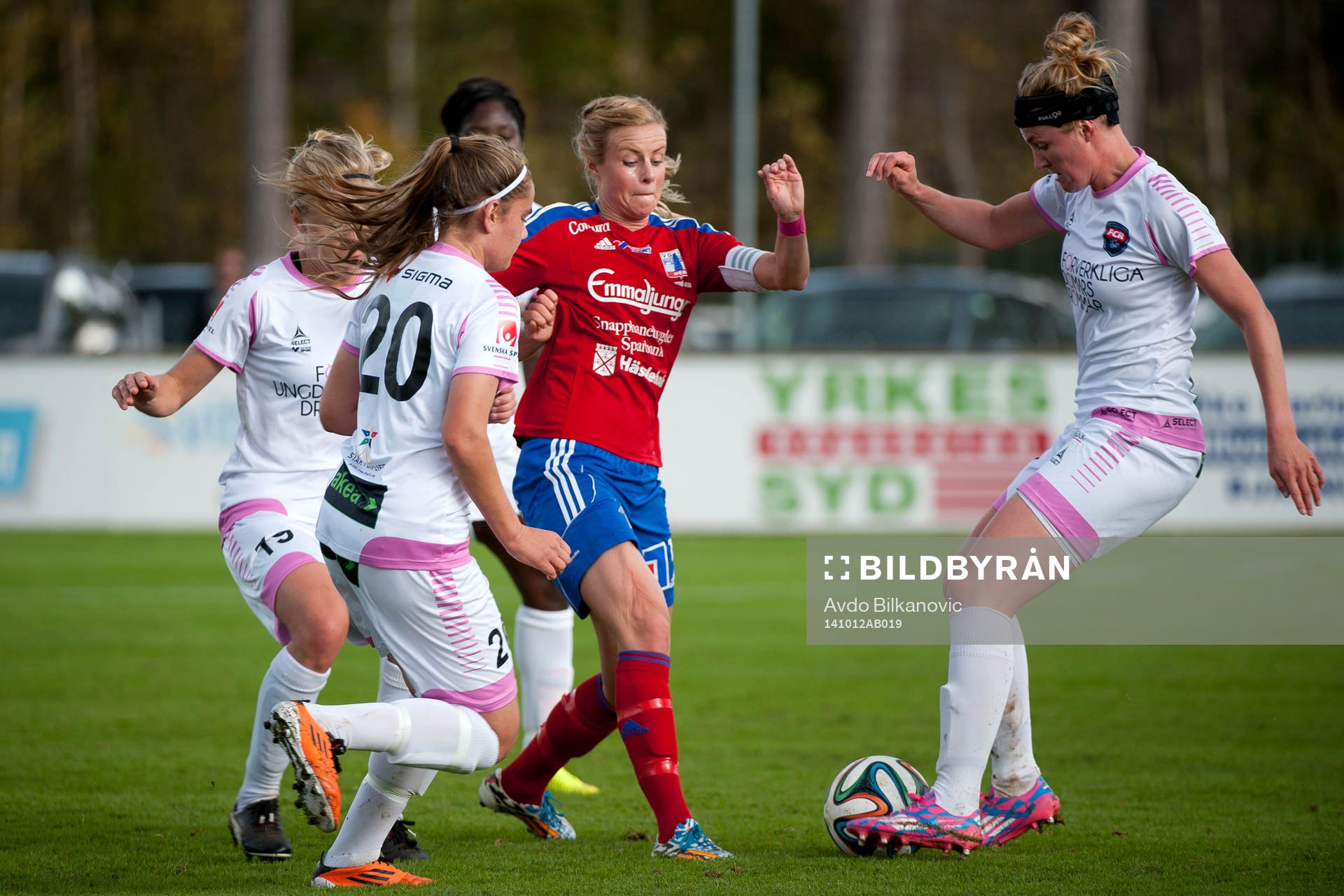 Vittsjös Sofie Andersson stoppas av Rosengårds Kirsten