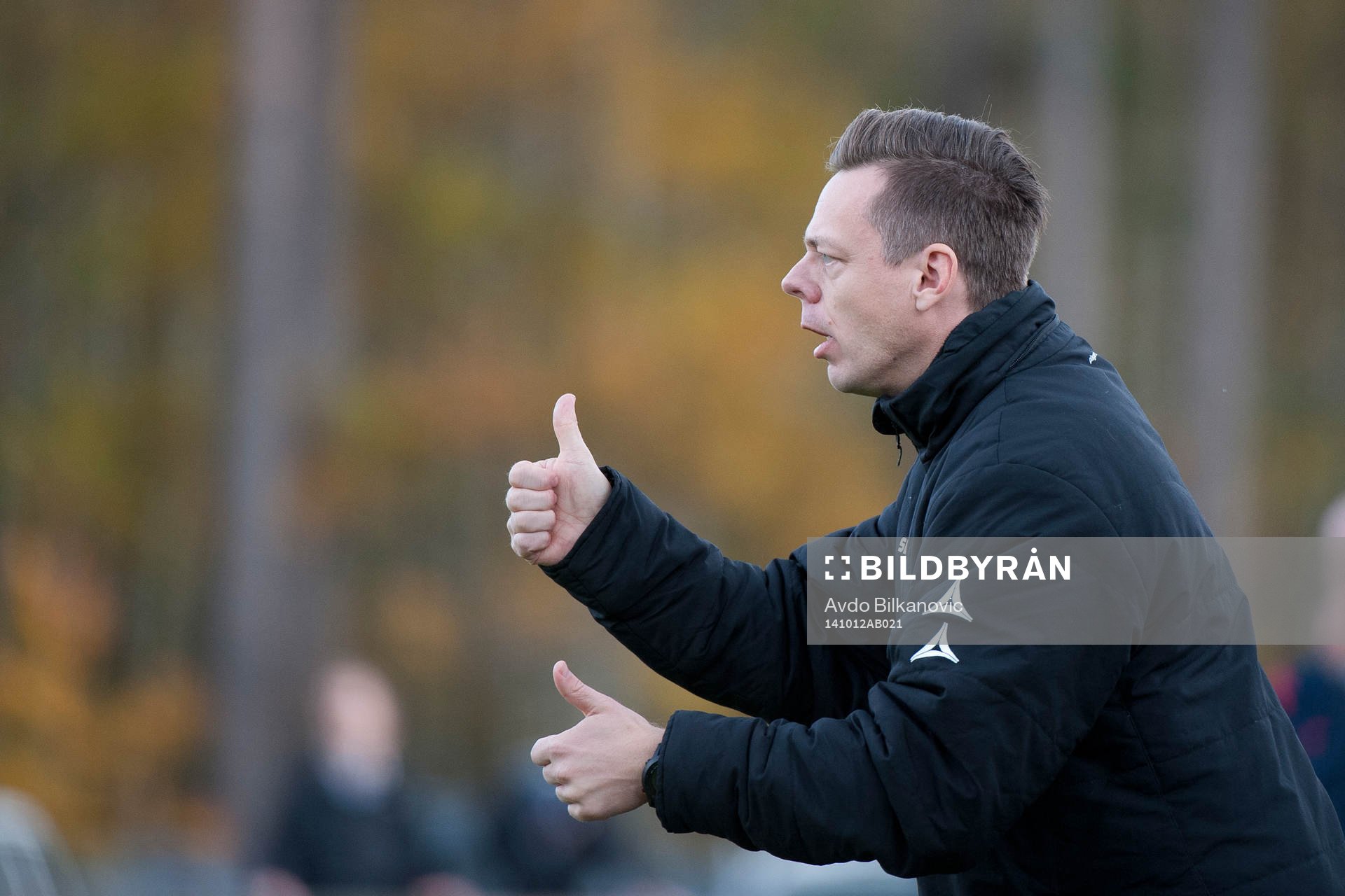 Rosengårds tränare Jonas Eidevall ger tummen upp