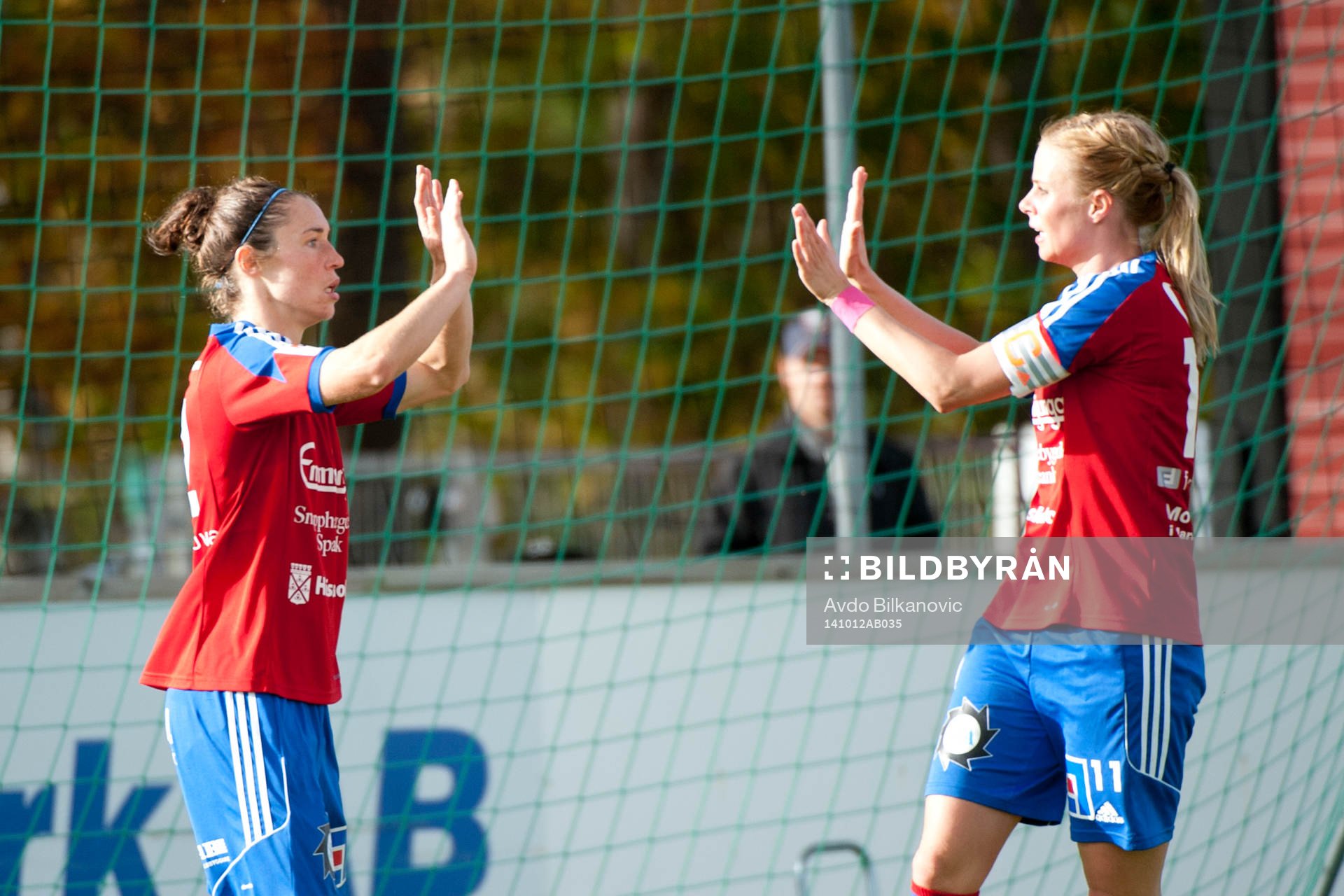 Vittsjös Jane Ross och Sofie Andersson jublar
