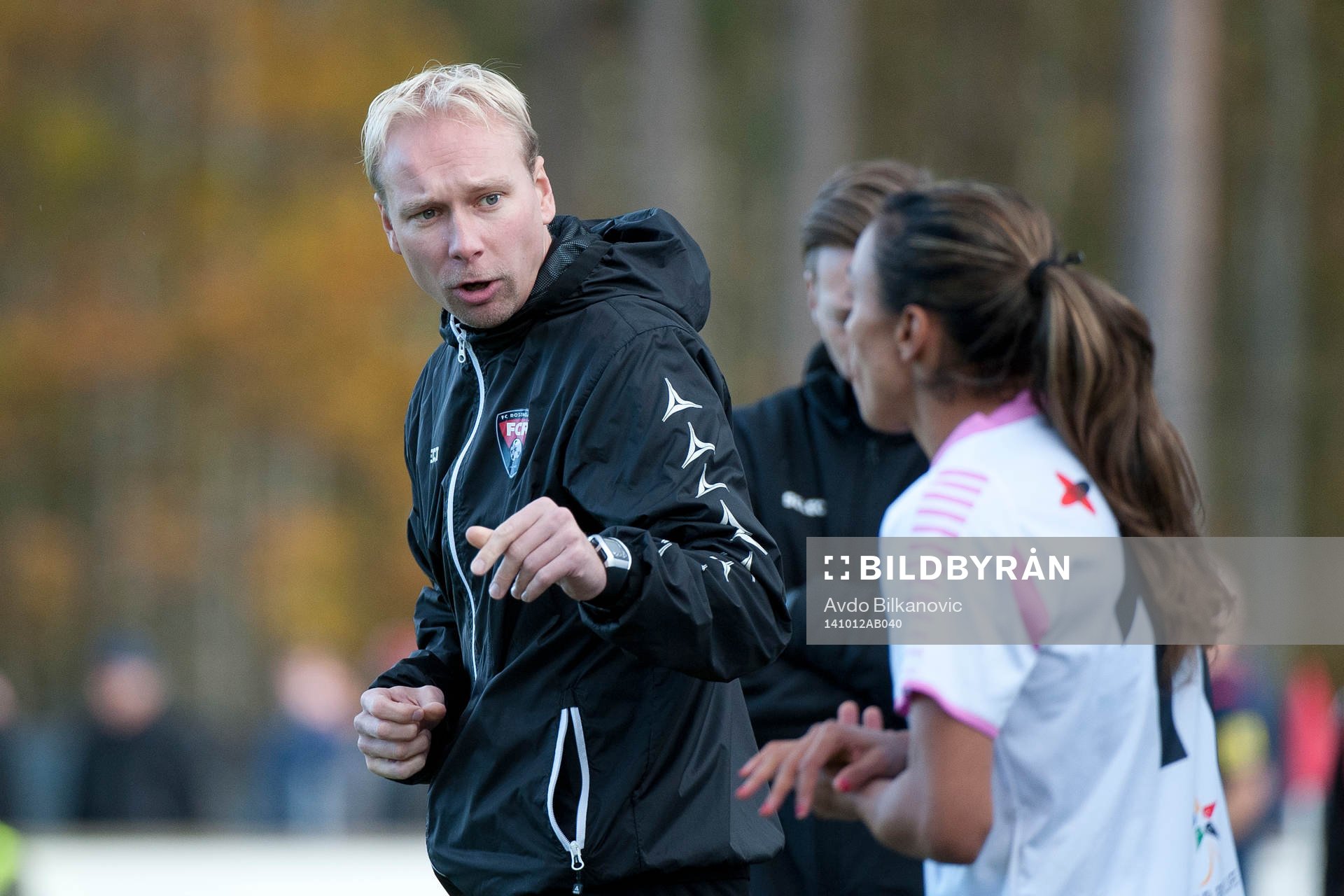 Rosengårds assisterande tränare Daniel Nilsson under fotbollsmatchen i Damallsvenskan mellan Vittsjö och Rosengård den 12 Oktober 2014 i Vittsjö.