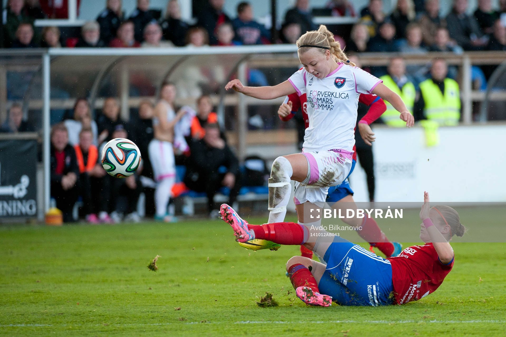 Rosengårds Nathalie Persson stoppas av Vittsjös Mandy Van Den Berg under fotbollsmatchen i Damallsvenskan mellan Vittsjö och Rosengård den 12 Oktober 2014 i Vittsjö.