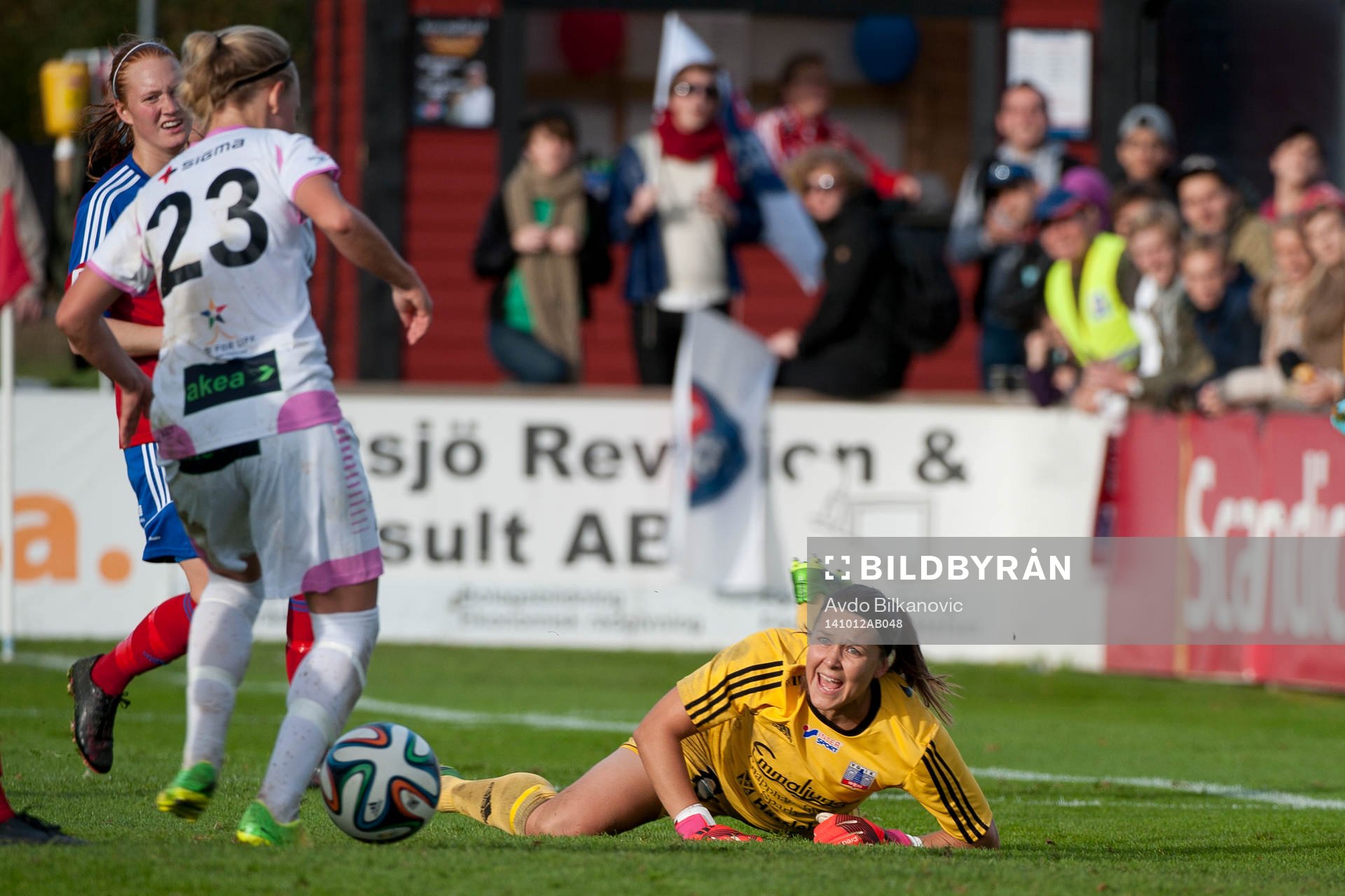 Rosengårds Nathalie Persson skjuter bolen in i mål och