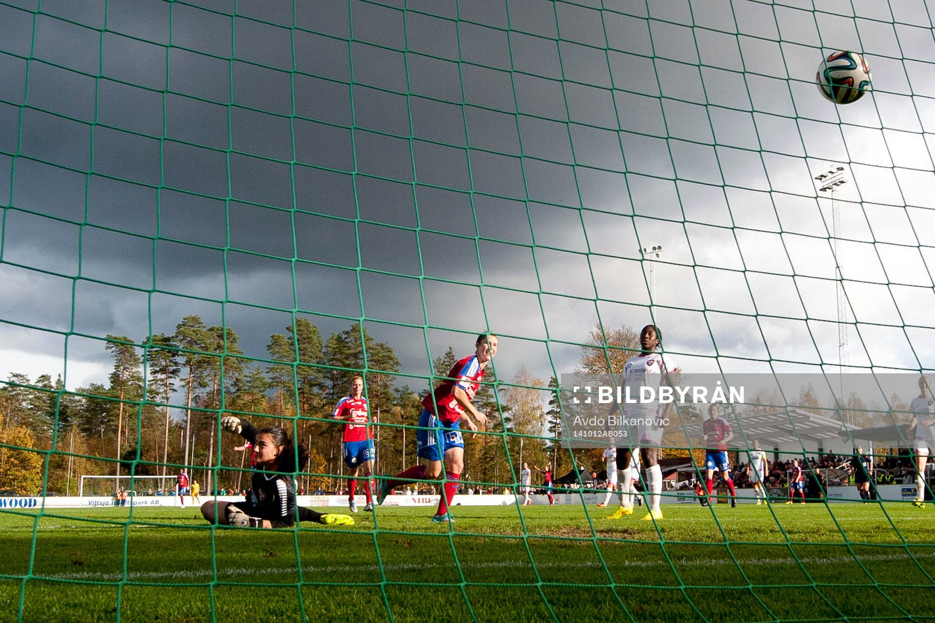 Rosengårds målvakt Zecira Musovic tittar efter bolen i nätet under fotbollsmatchen i Damallsvenskan mellan Vittsjö och Rosengård den 12 Oktober 2014 i Vittsjö.