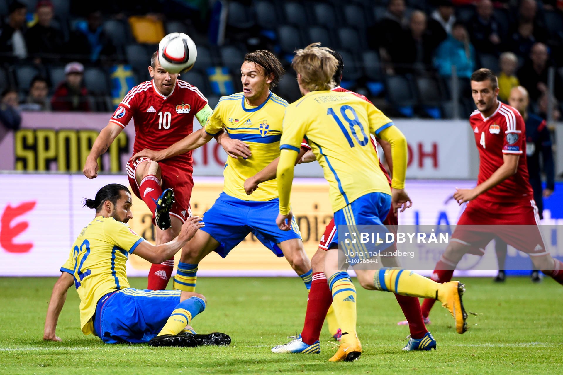 Sveriges Albin Ekdal och Erkan Zengin i kamp med Liechtensteins Mario Frick under fotbollsmatchen i EM-kvalet mellan Sverige och Liechtenstein den 12 oktober 2014 i Stockholm.